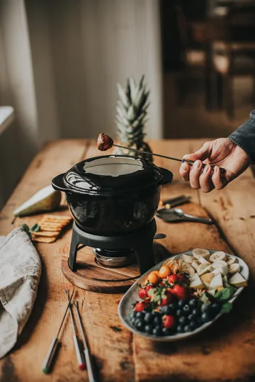 Foni Fondue cast iron enameled 21×18.4×9.8 cm - Black acacia wood board - Dorre