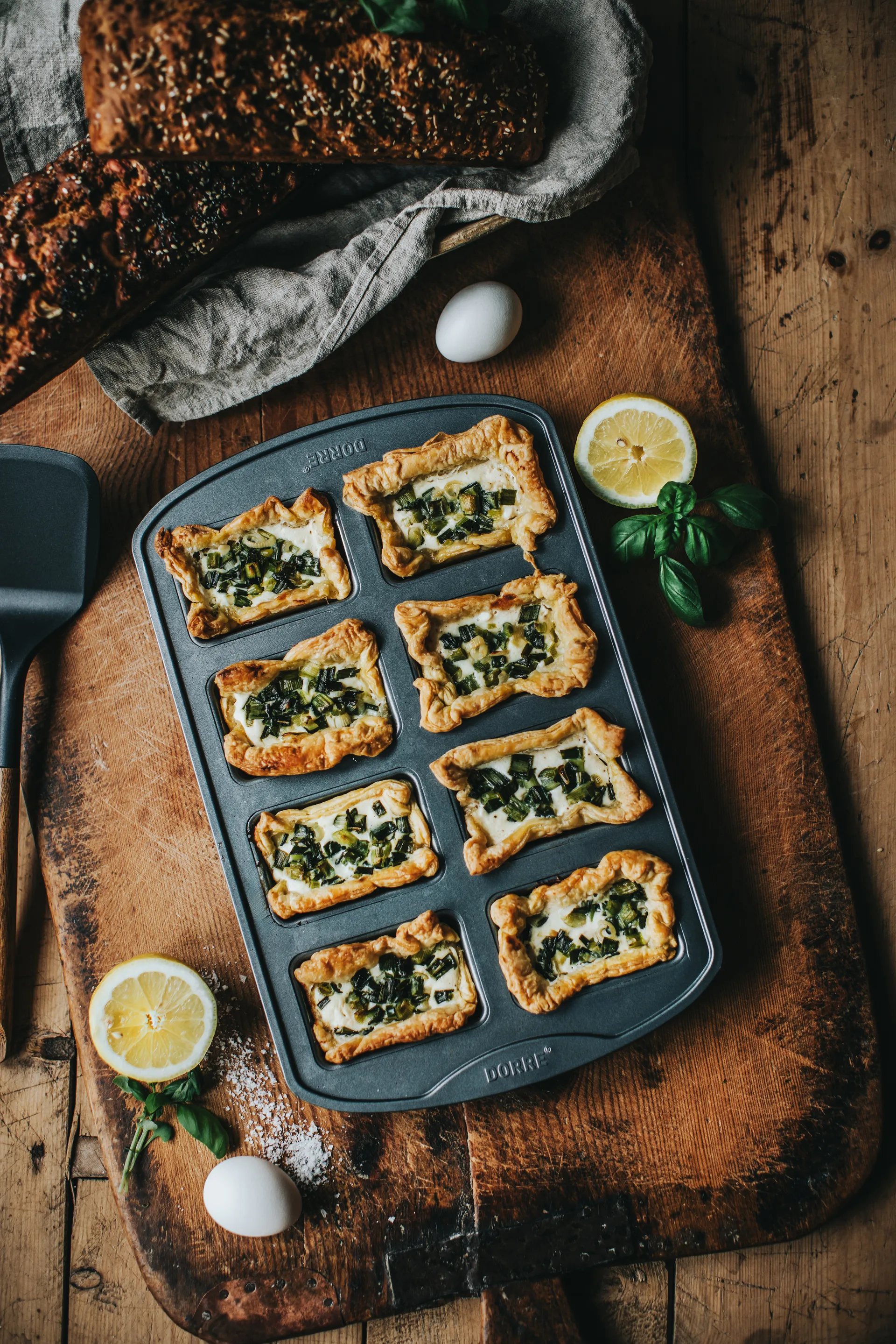 Karabo mini bread tin, 8 molds, 39.4x25.4x4 cm Dorre