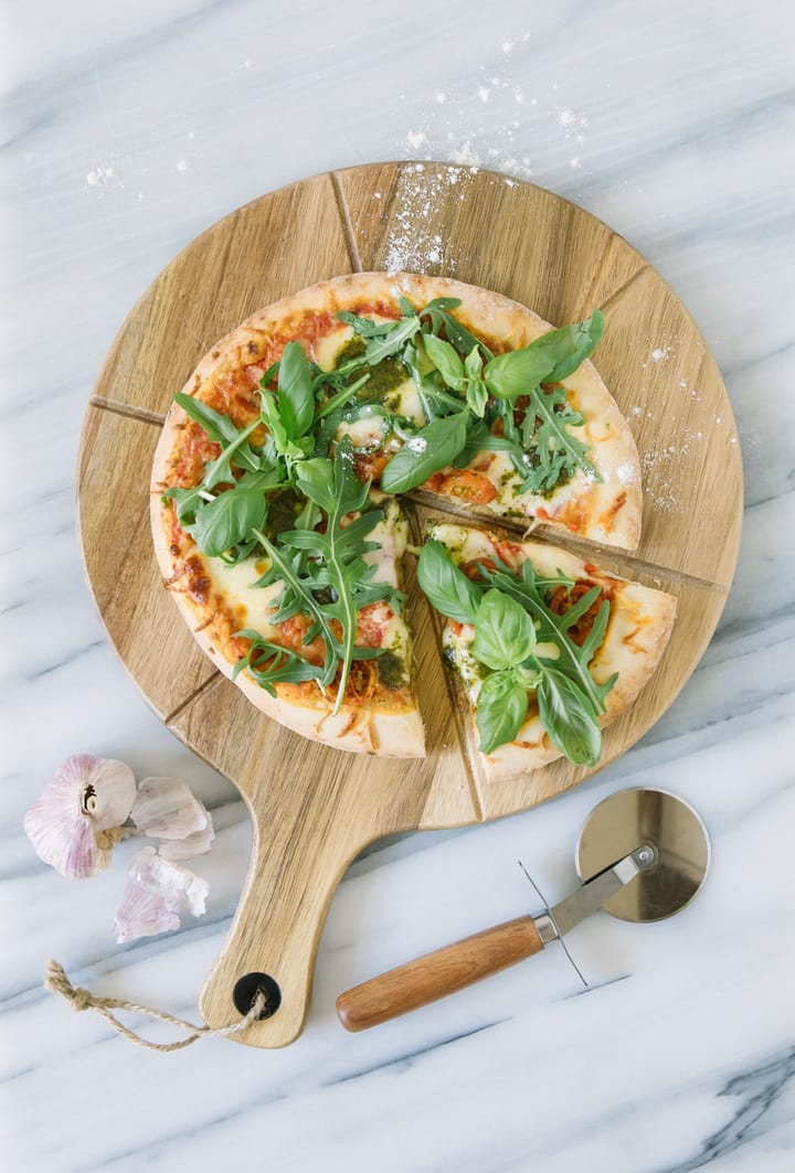 Sade pizza set: pizza cutter, cutting board Ø32 cm - Acacia - Dorre