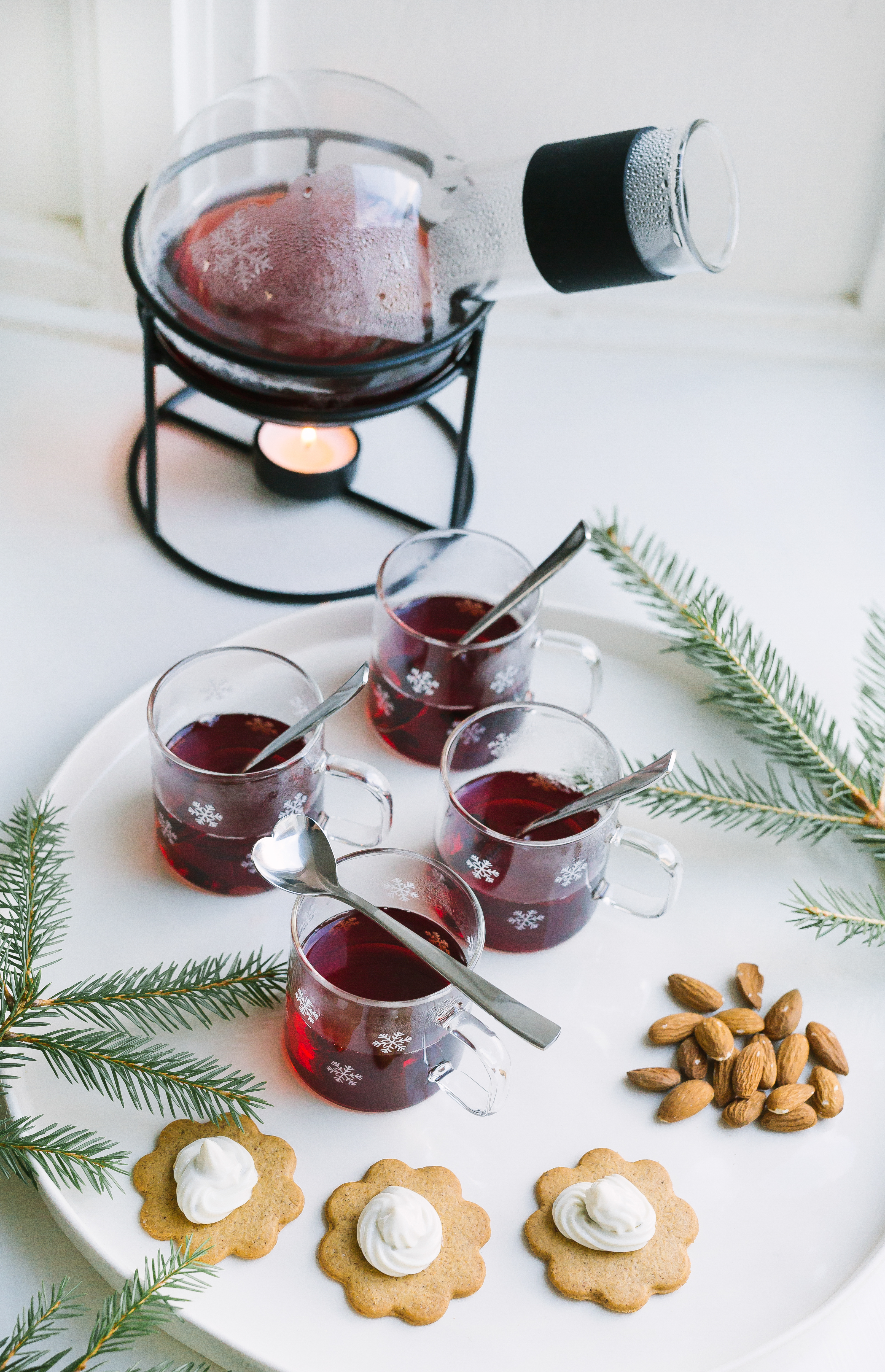https://www.nordicnest.com/assets/blobs/dorre-snow-star-mulled-wine-warmer-13-l-glass-iron/506015-01_2_EnvironmentImage-a4144fc840.jpg
