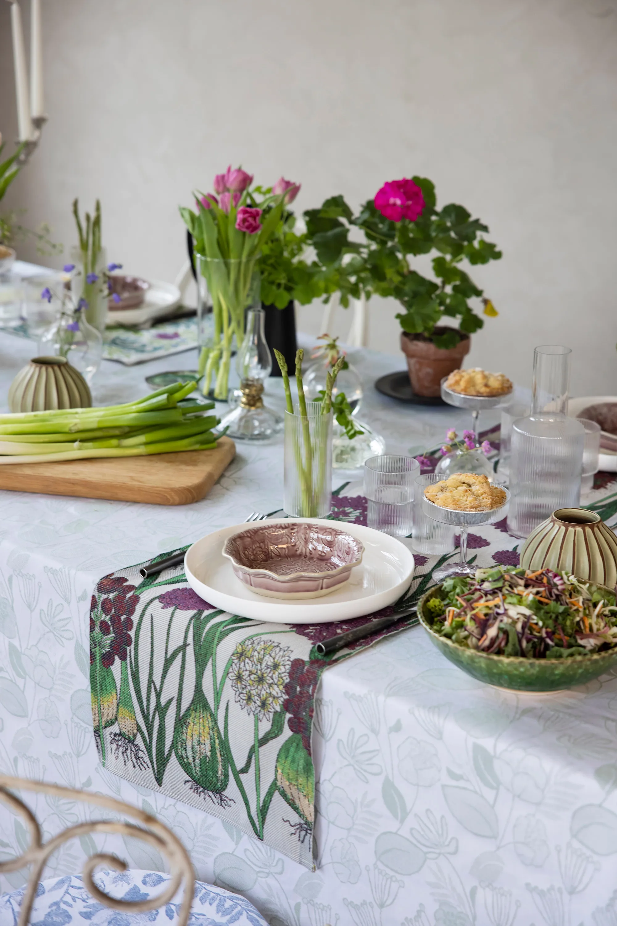 Allium table runner