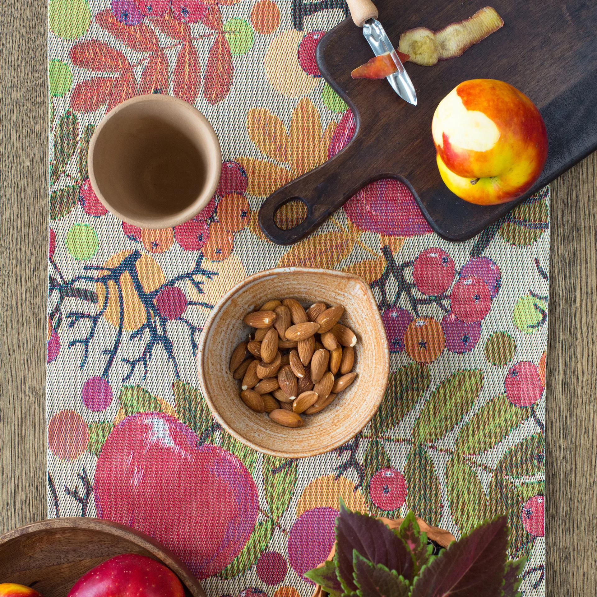Äppelbär table runner 35x140 cm, multi Ekelund Linneväveri