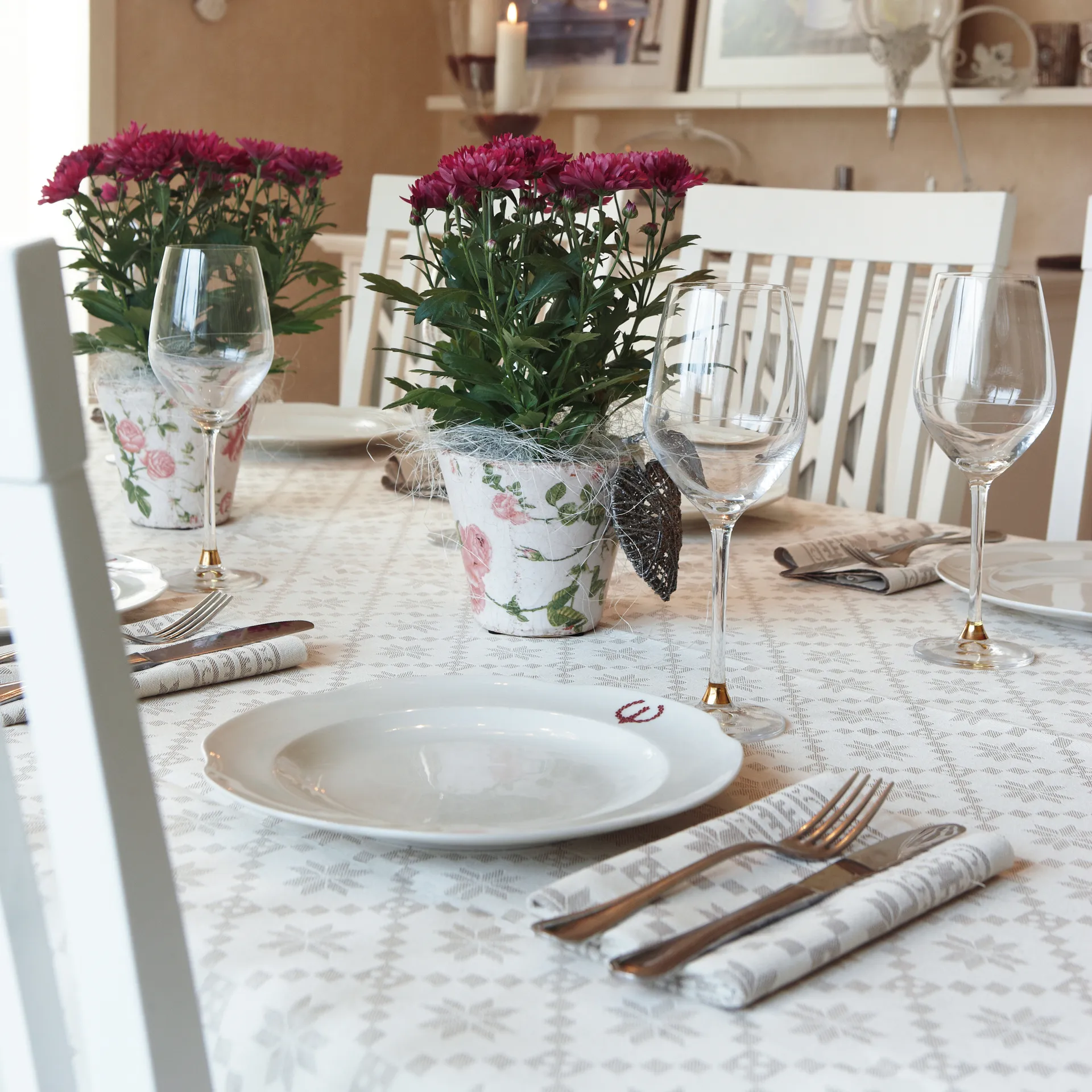 Åttebladrose table cloth beige, 150x260 cm Ekelund Linneväveri