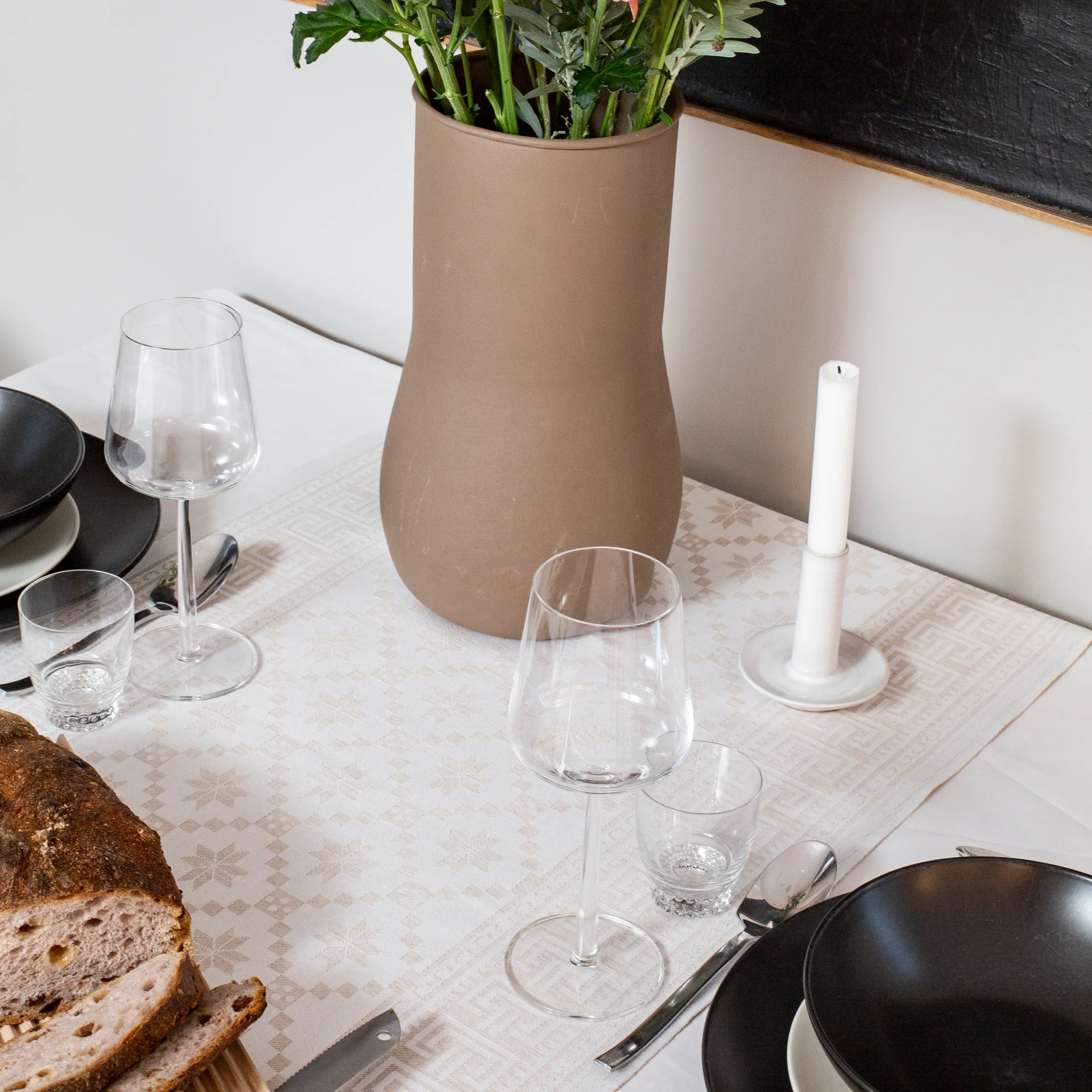 Åttebladrose table runner 50x150 cm, Beige Ekelund Linneväveri