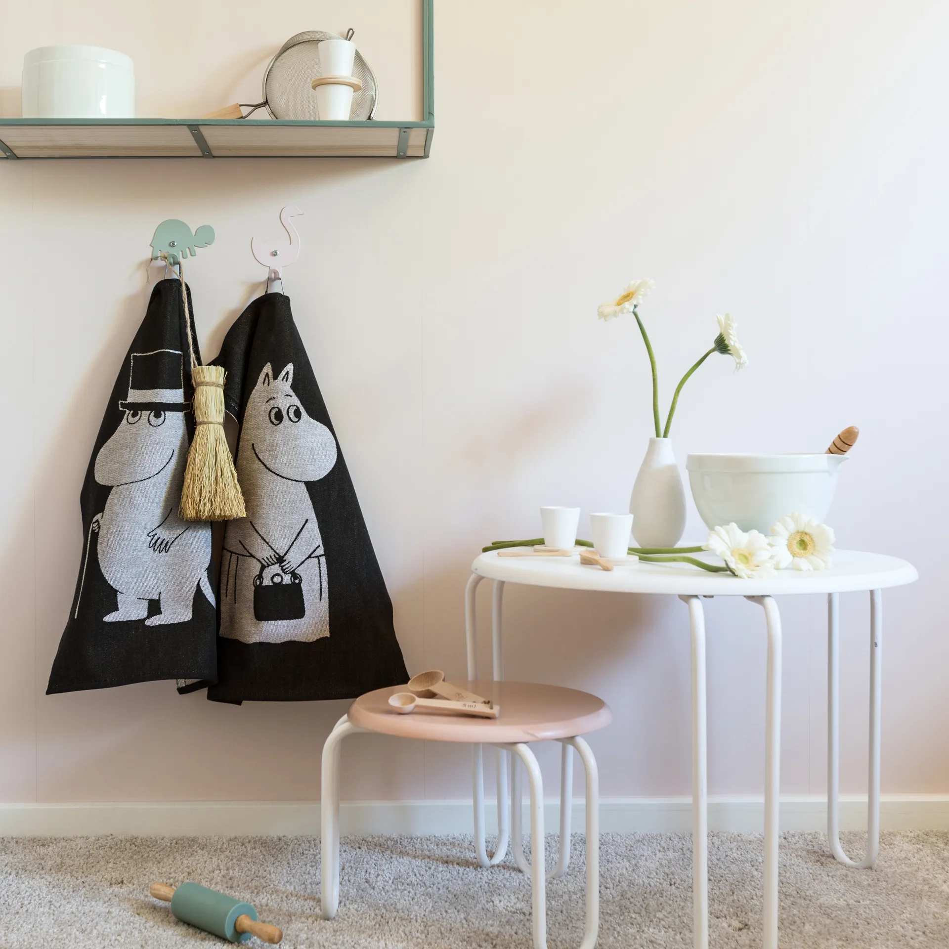 Big Moominpappa kitchen towel 35x50 cm, black Ekelund Linneväveri