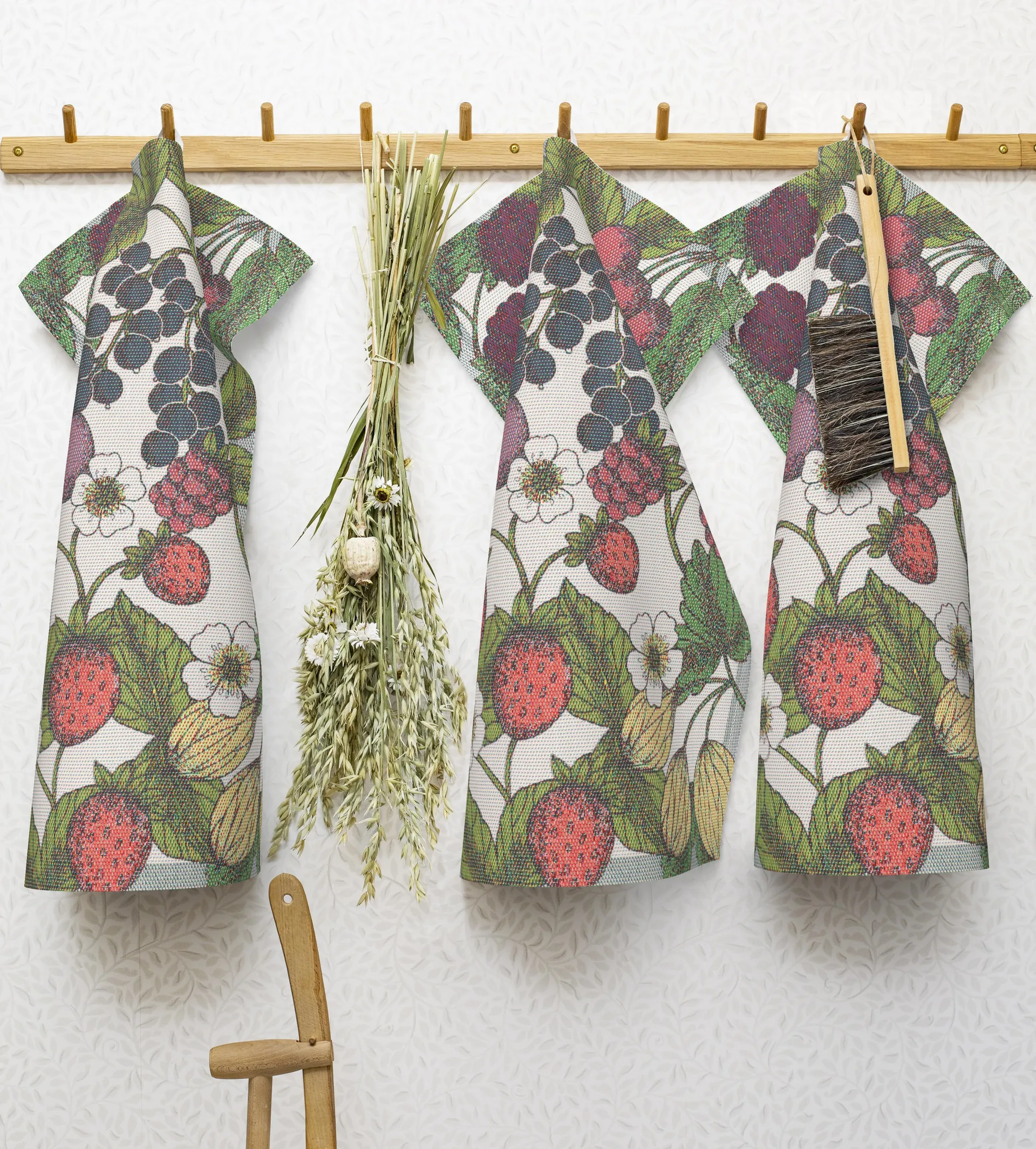 Garden berries kitchen towel, 40x60 cm Ekelund Linneväveri
