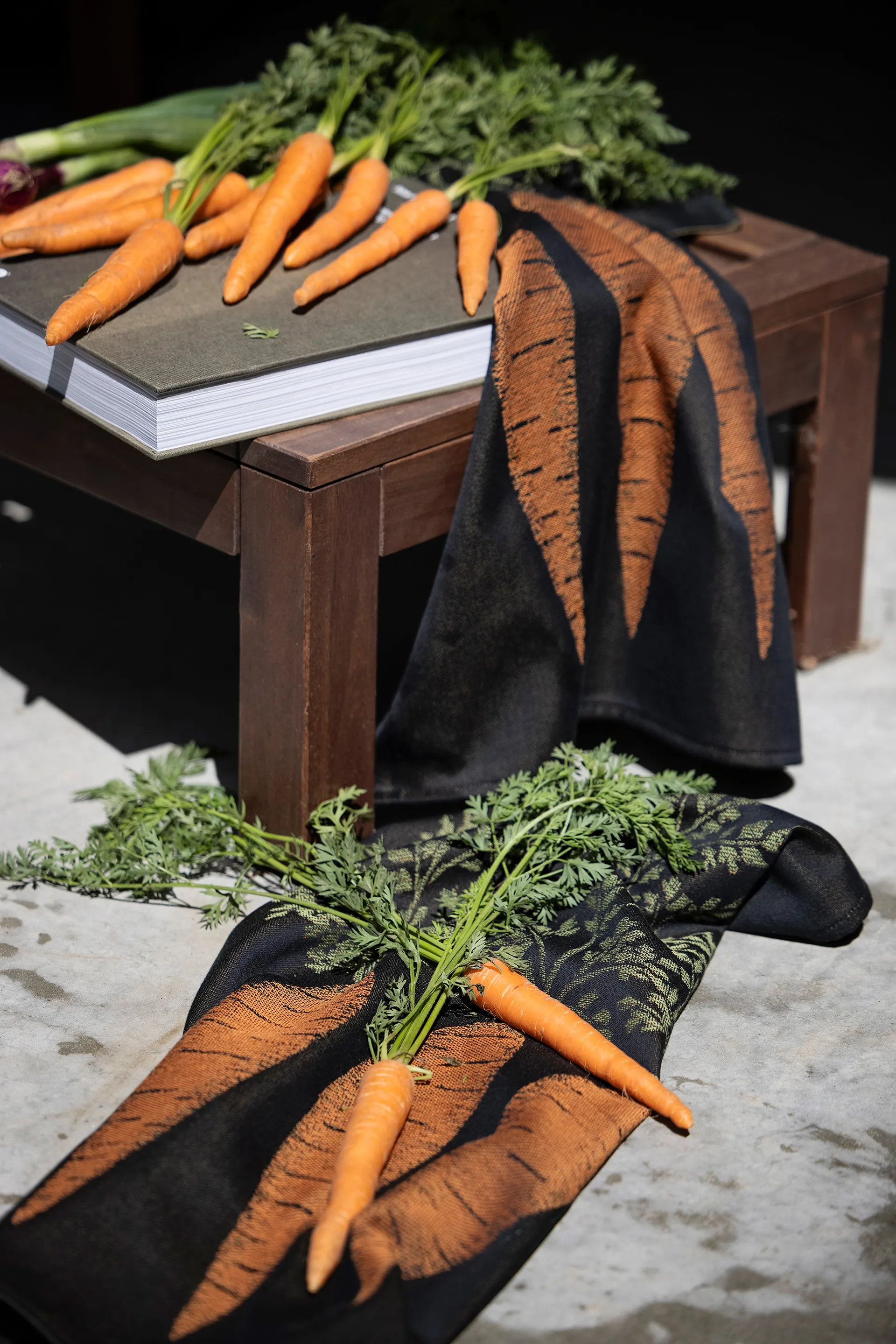 Morot kitchen towel 48x70 cm, Black-orange Ekelund Linneväveri