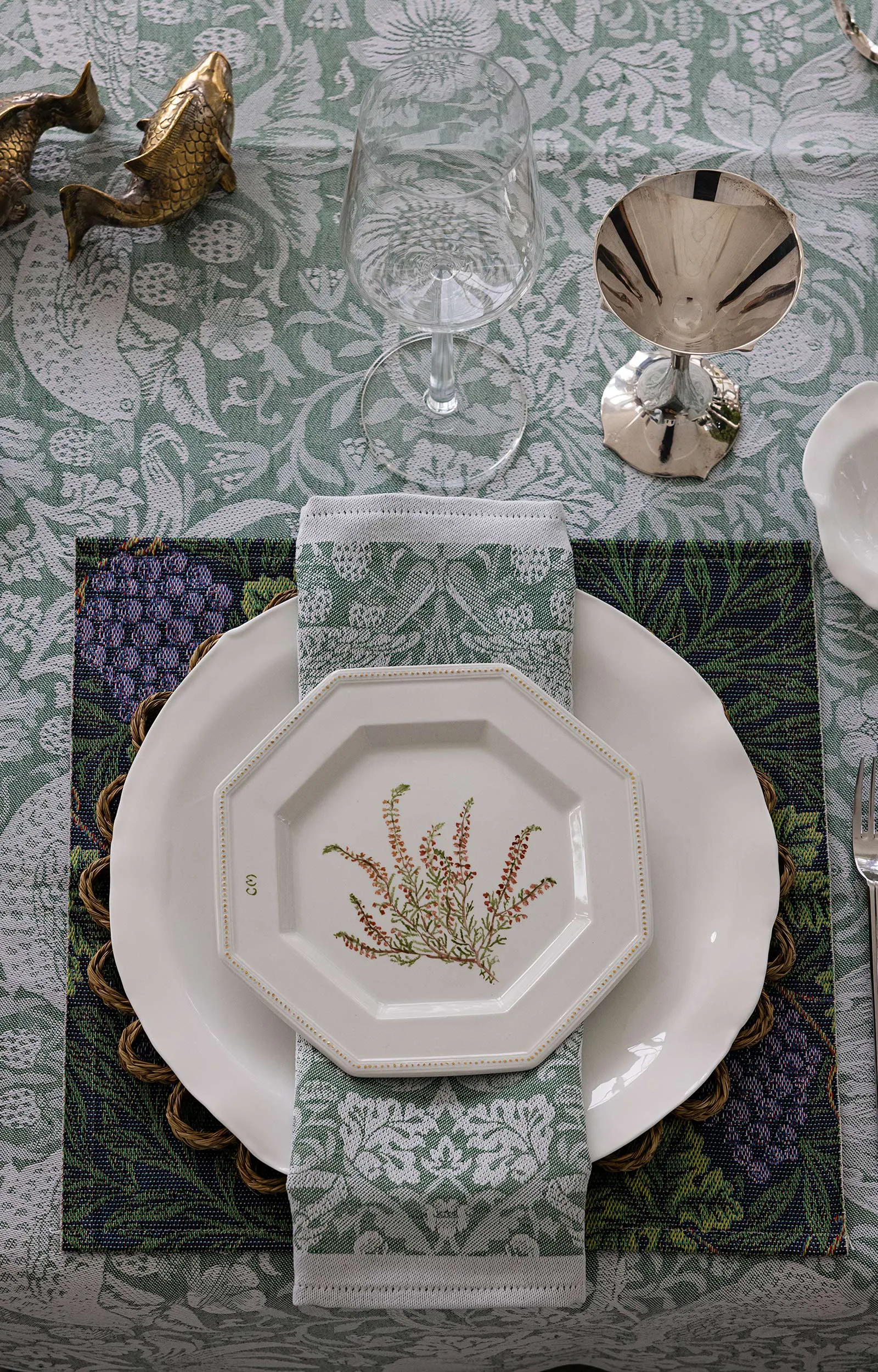 Strawberry Thief table runner 50x150 cm, Green Ekelund Linneväveri