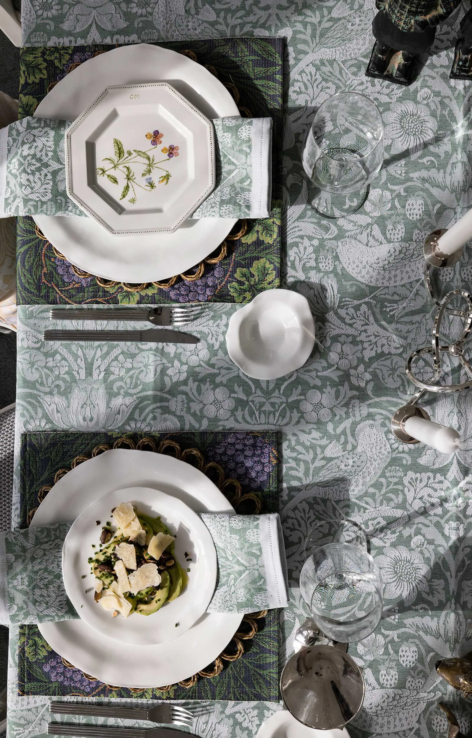 Strawberry Thief table runner 50x150 cm, Green Ekelund Linneväveri