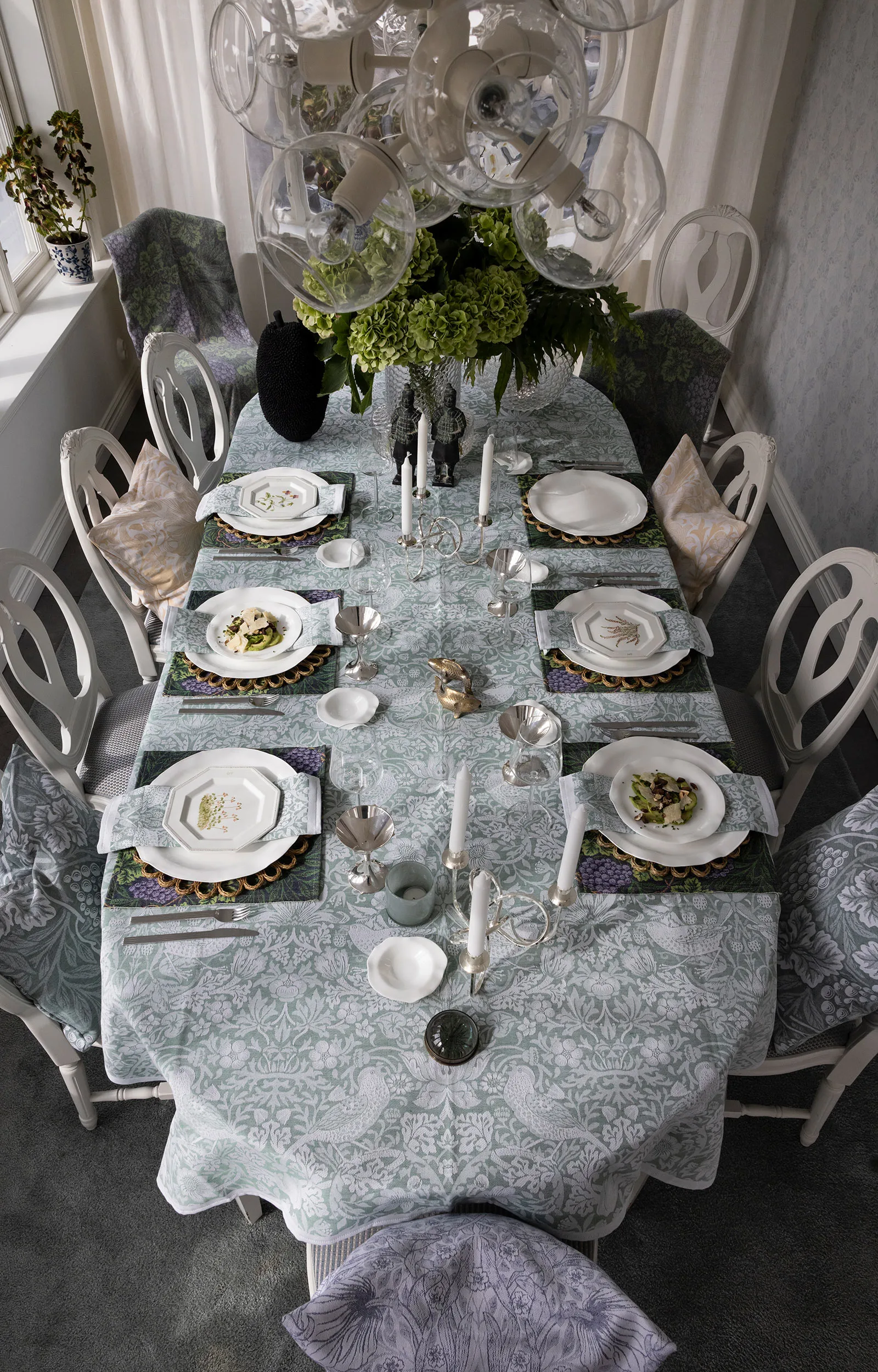 Strawberry Thief table runner 50x150 cm, Green Ekelund Linneväveri