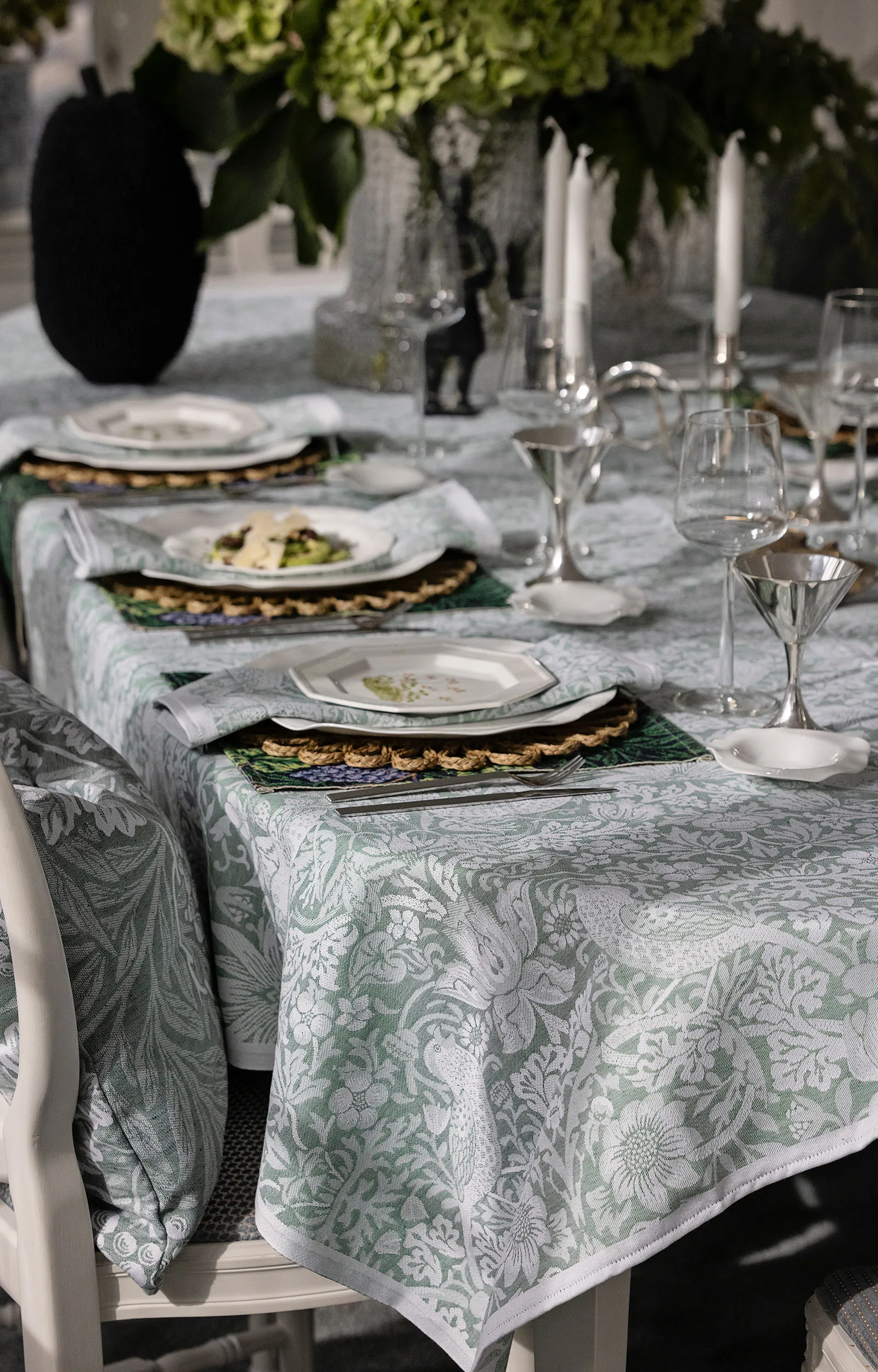 Strawberry Thief tablecloth 150x250 cm, Green Ekelund Linneväveri