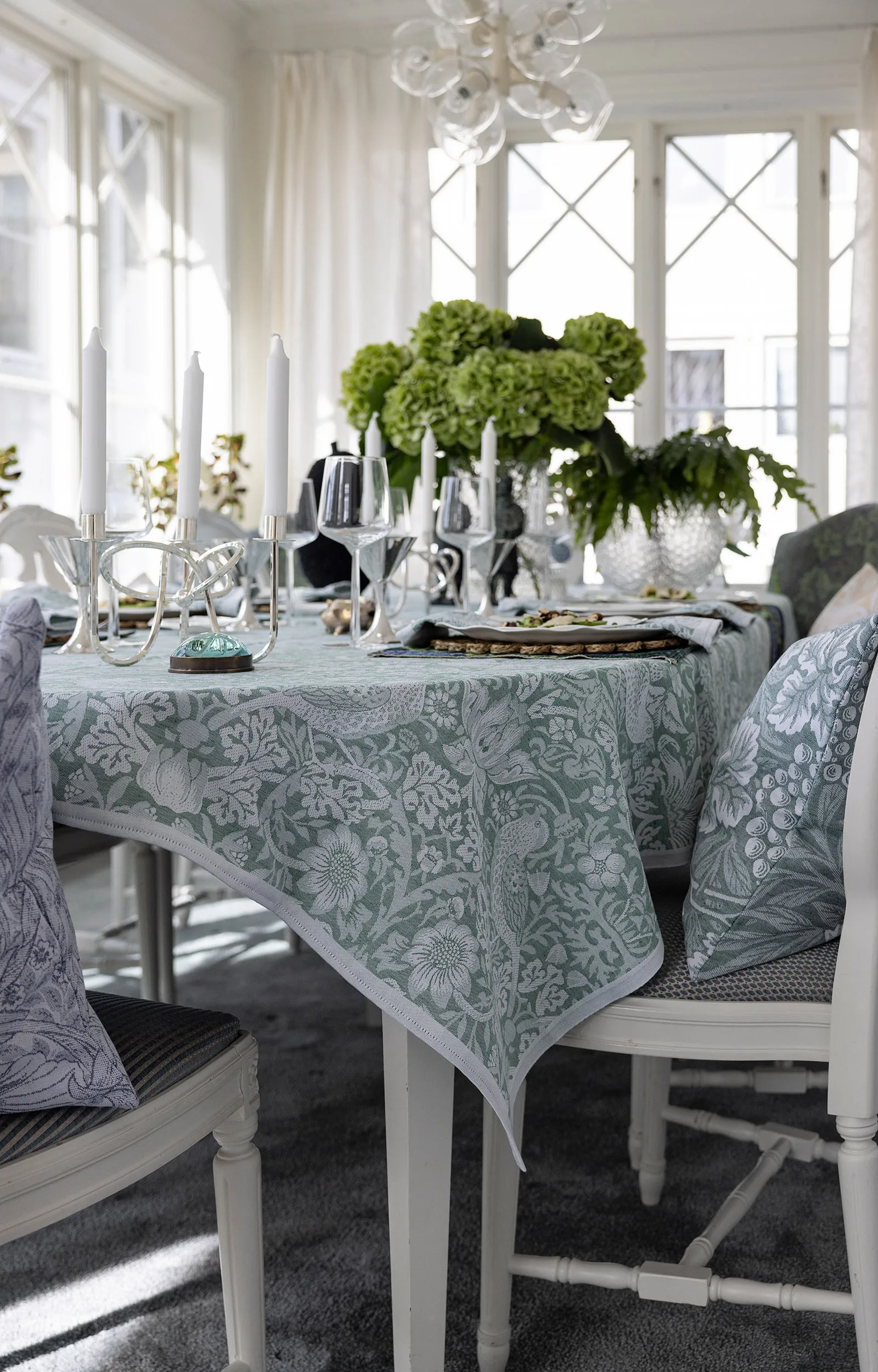 Strawberry Thief tablecloth 150x250 cm, Green Ekelund Linneväveri