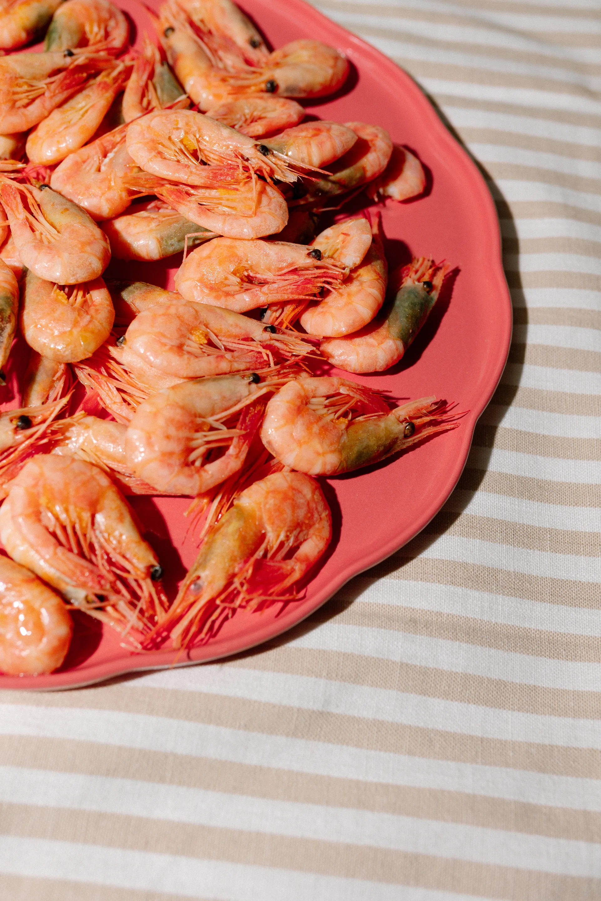 Emile Henry Madeleine serving platter, Bubblegum, round Emile Henry