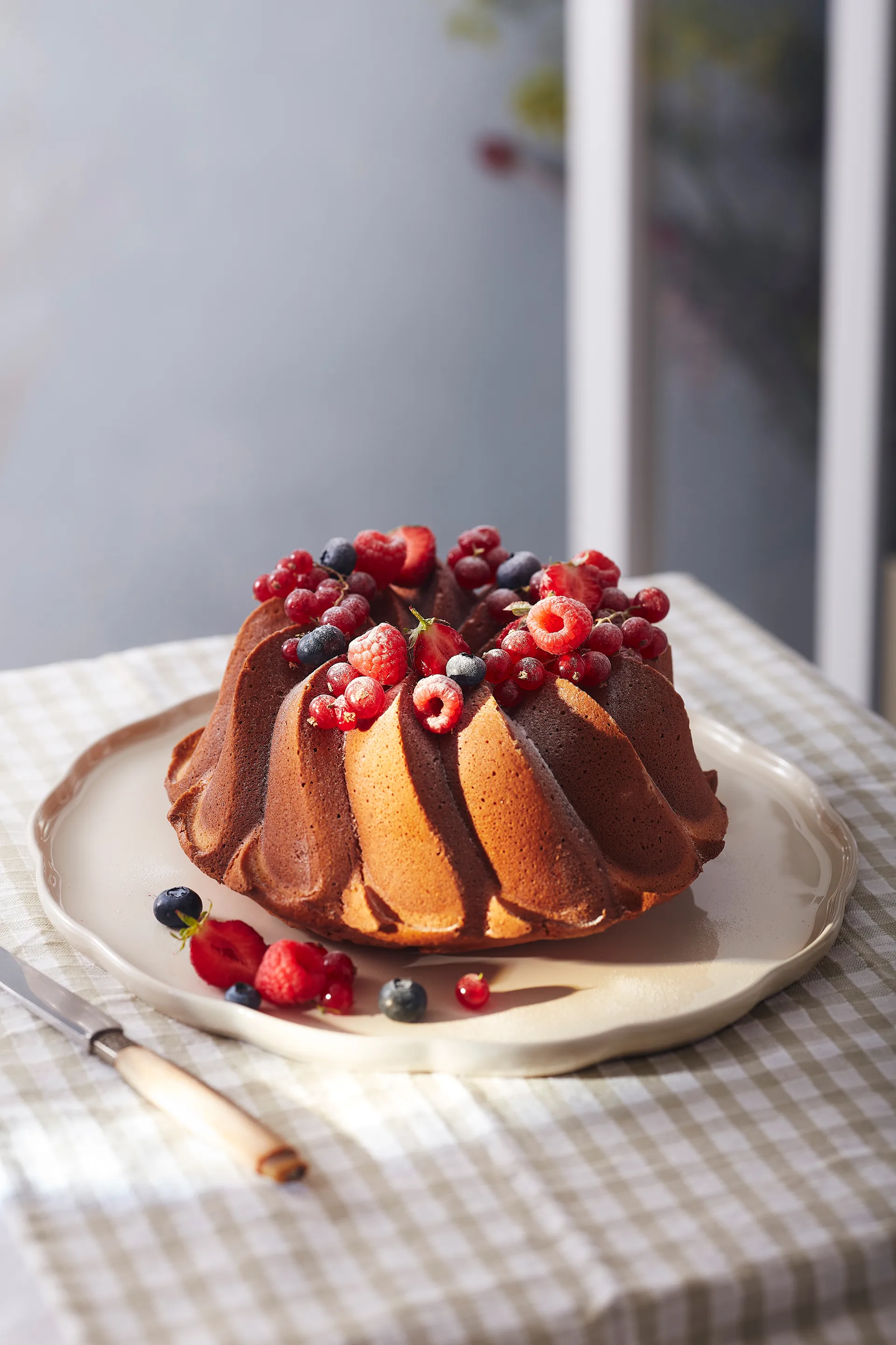 Emile Henry Madeleine serving platter, Cream, round Emile Henry