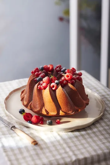 Emile Henry Madeleine serving platter - Cream, round - Emile Henry