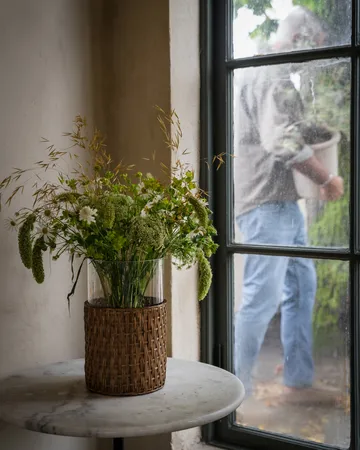 Ernst vase/tealight holder in basket - Dark brown, Ø18x30 cm - ERNST