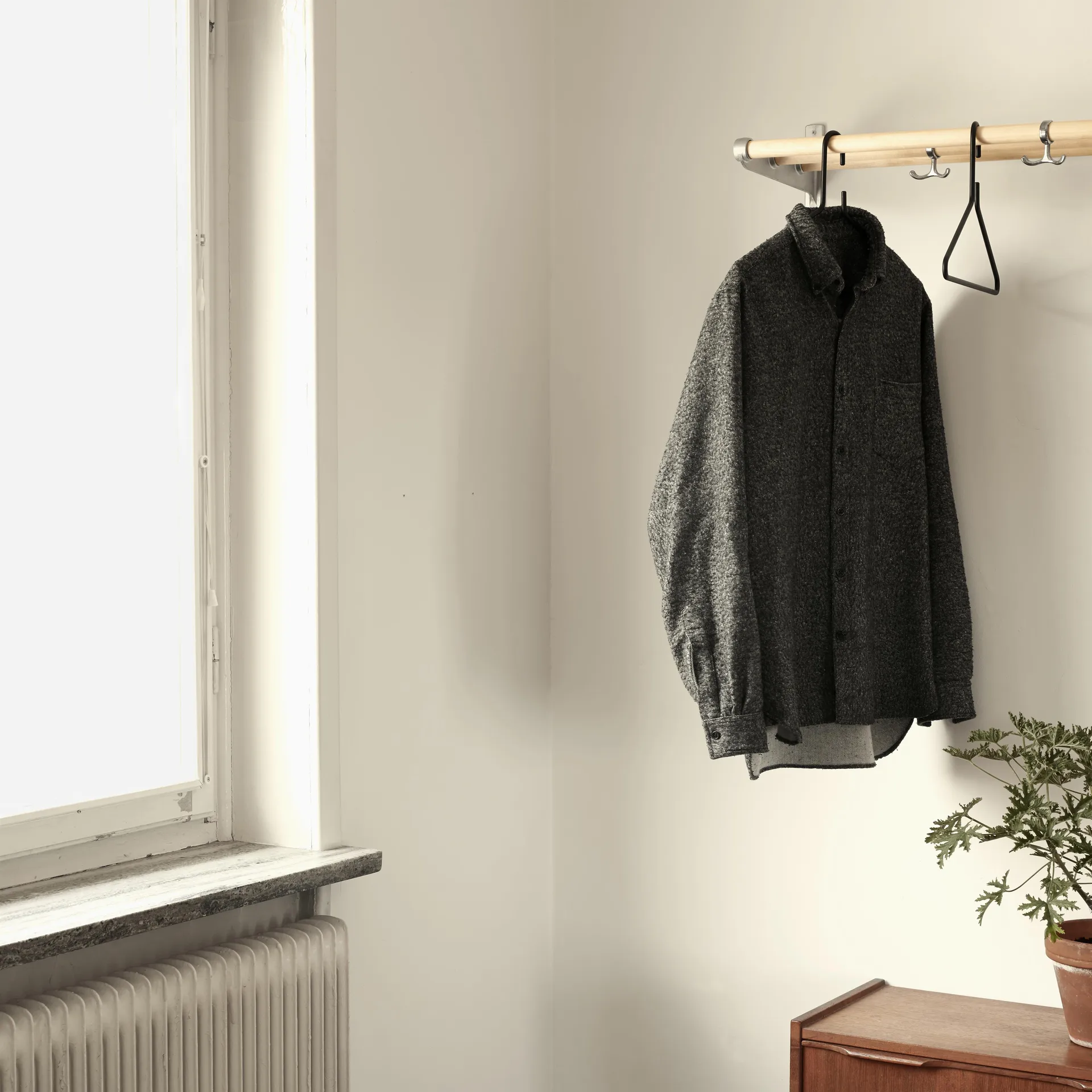 Nostalgi Shoe or hat shelf, Birch, aluminium stand Essem Design