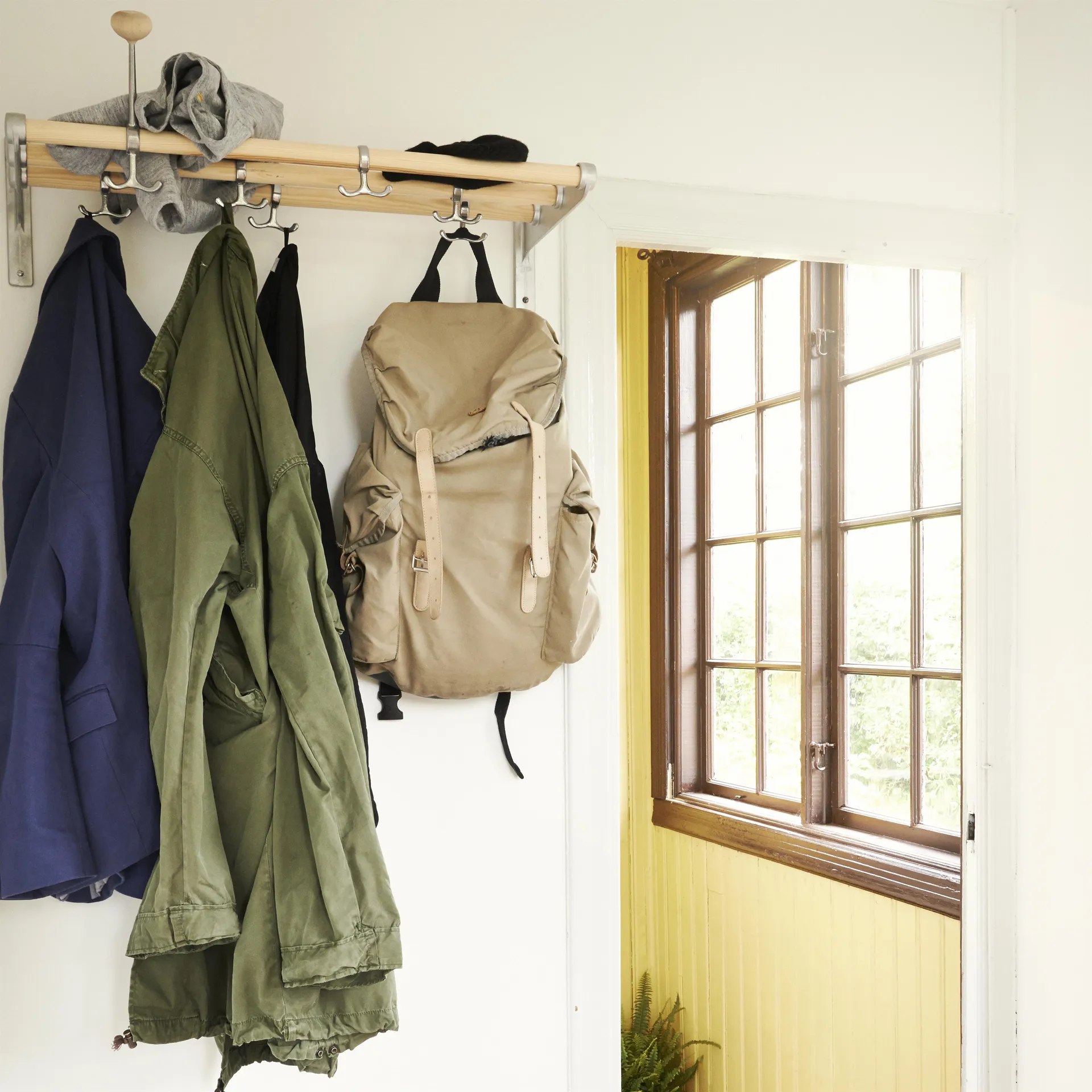 Nostalgi Shoe or hat shelf, Birch, aluminium stand Essem Design