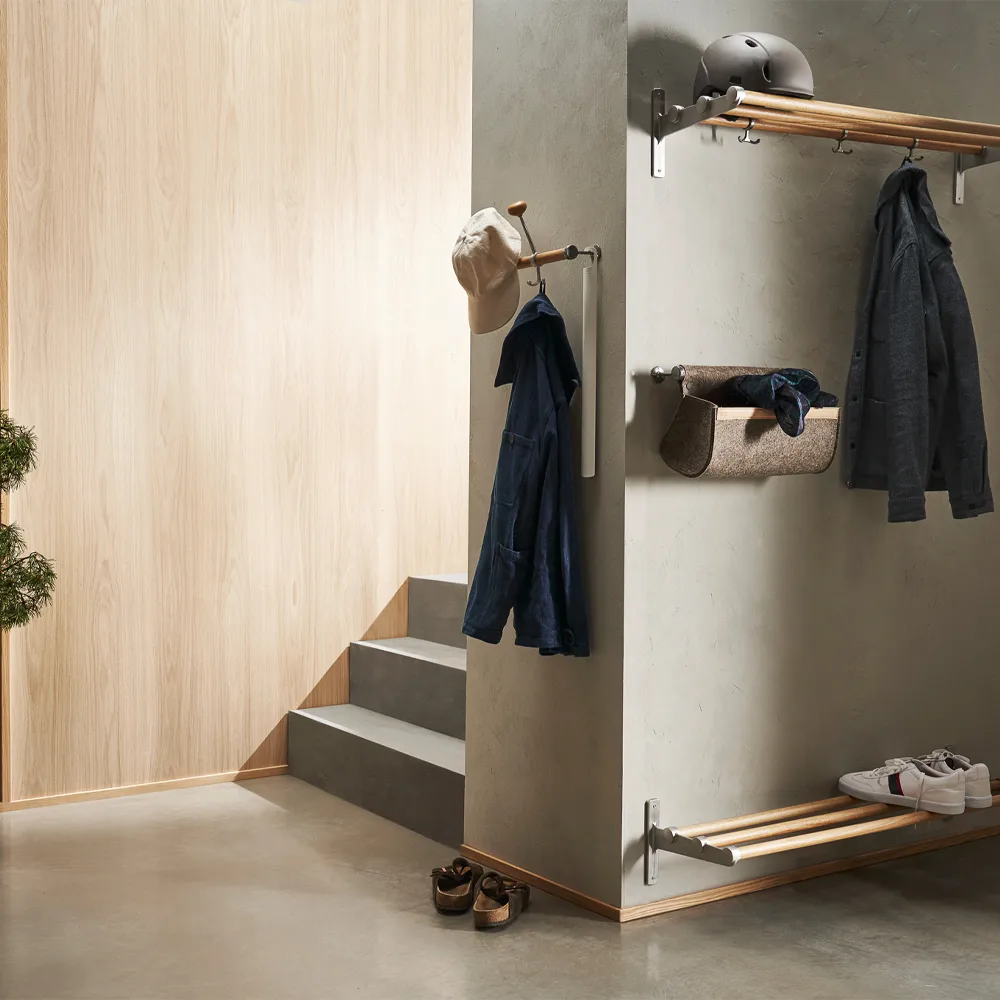 Nostalgi Shoe or hat shelf, Walnut, aluminium stand Essem Design