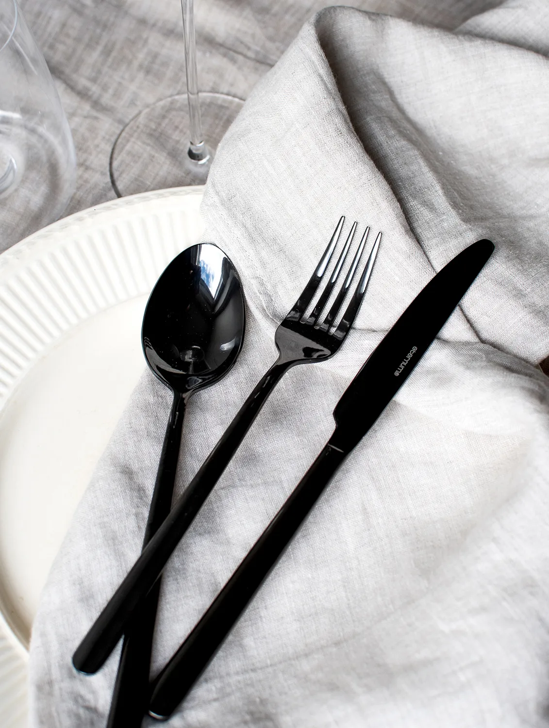 Eternum Nardo cutlery set 16-piece, Black Eternum