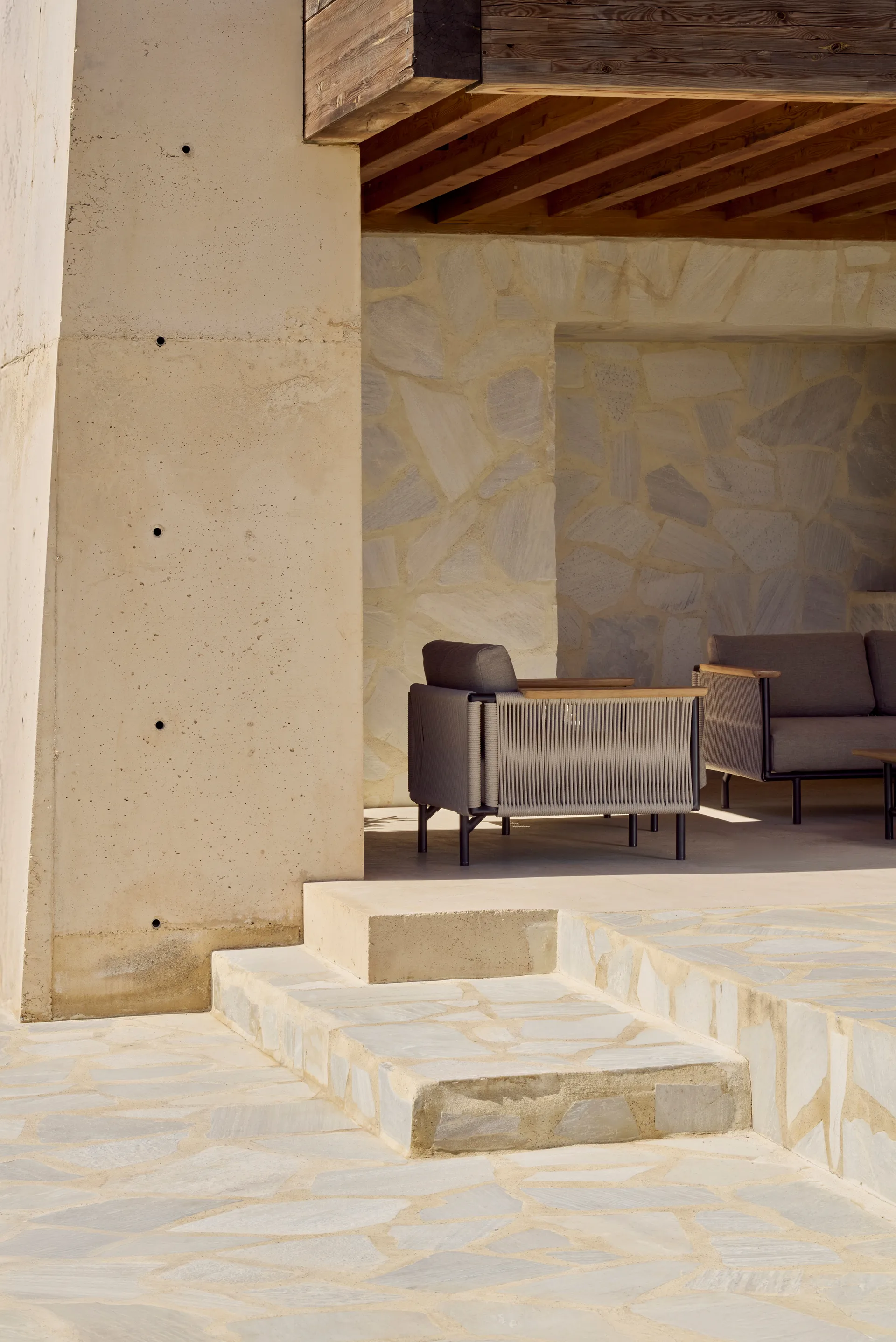 Corbey Outdoor lounge chair with cushion, Aluminium black-Oyster Ethnicraft