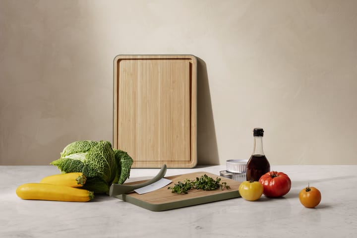 Green tool bamboo cutting board with groove - 39x28 cm - Eva Solo