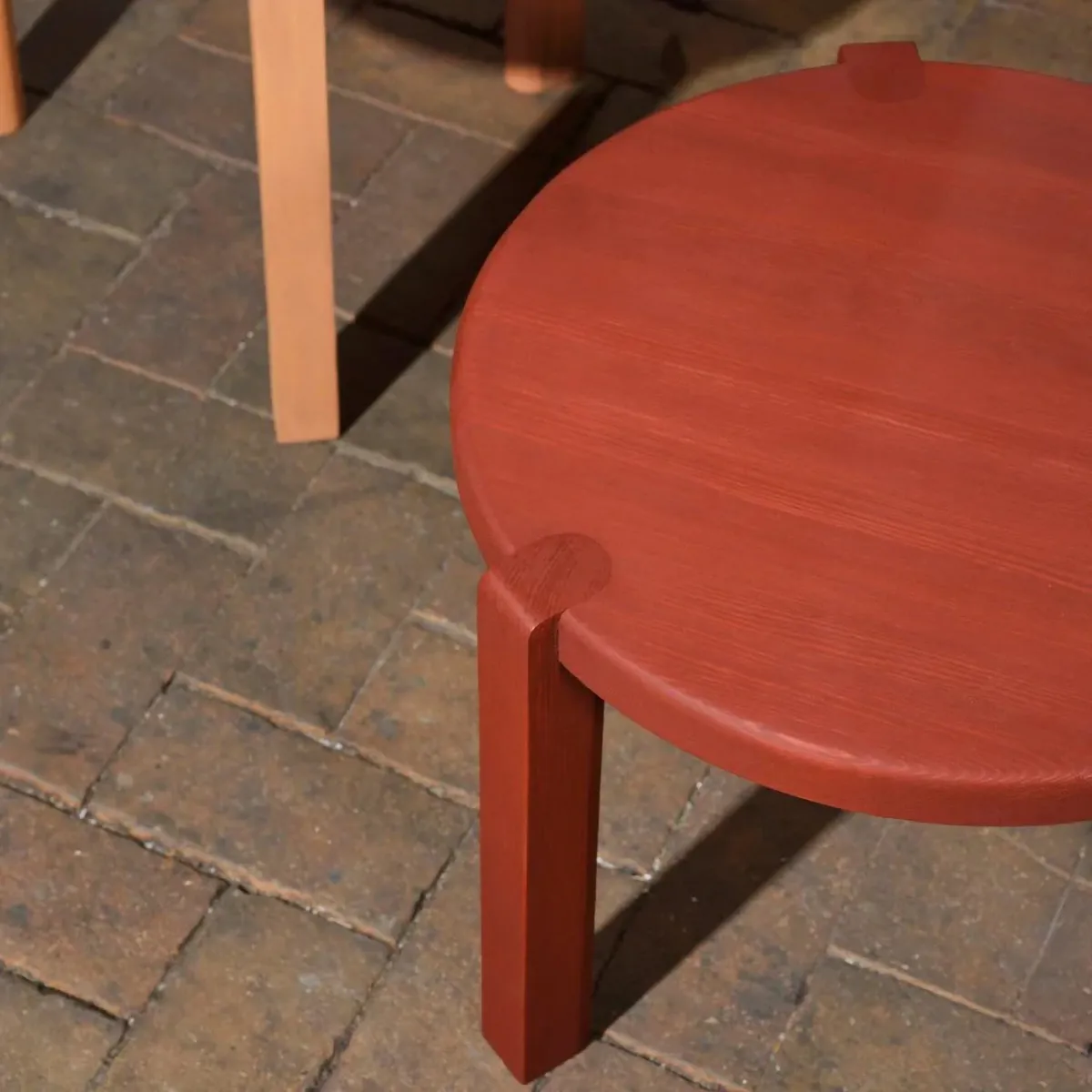 D108 Ragnesminde coffee table Ø48 cm, Carmine red FDB Møbler