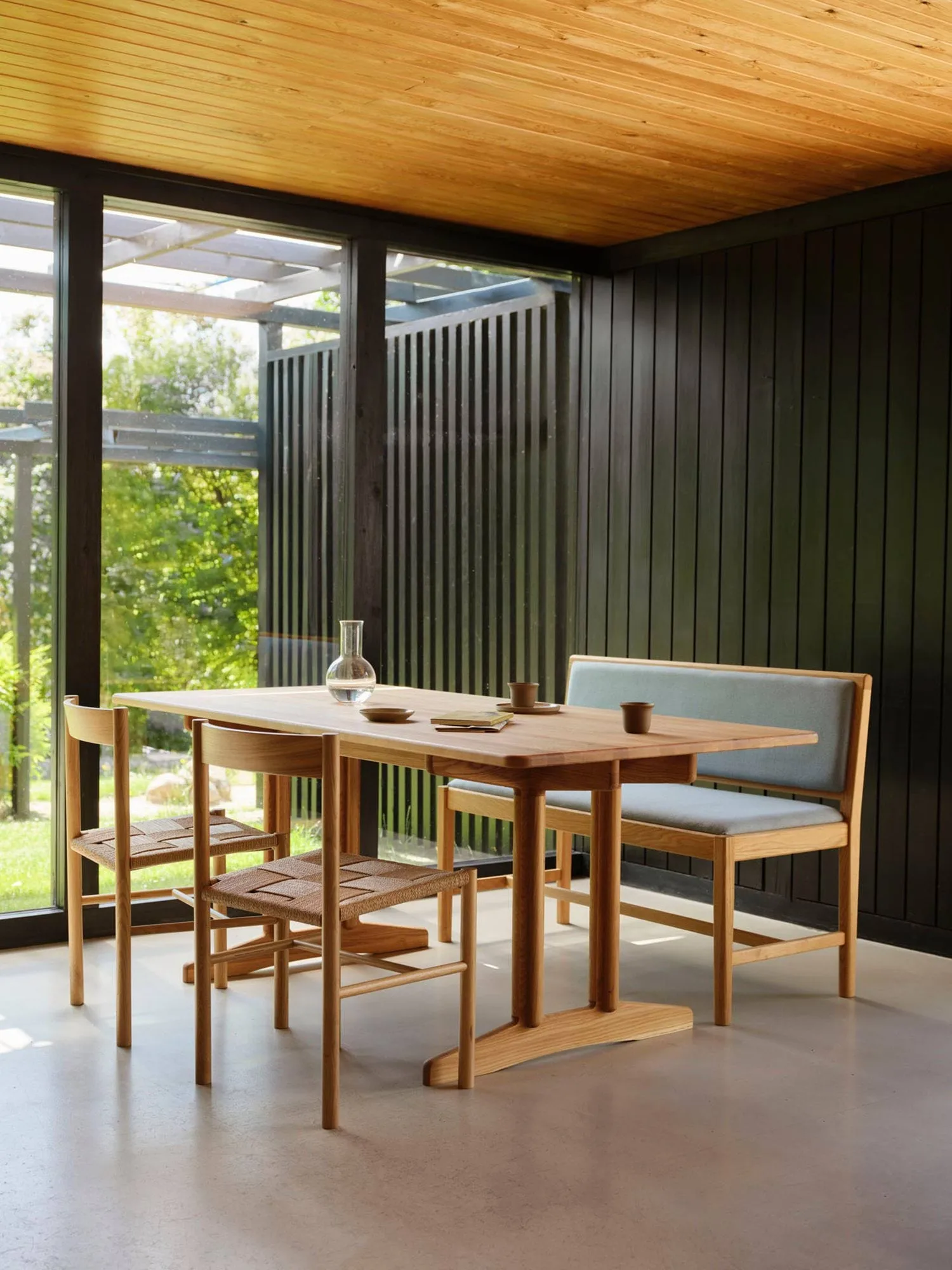 J176 Sønderborg bench, Lacquered oak-Ploegwool blue FDB Møbler