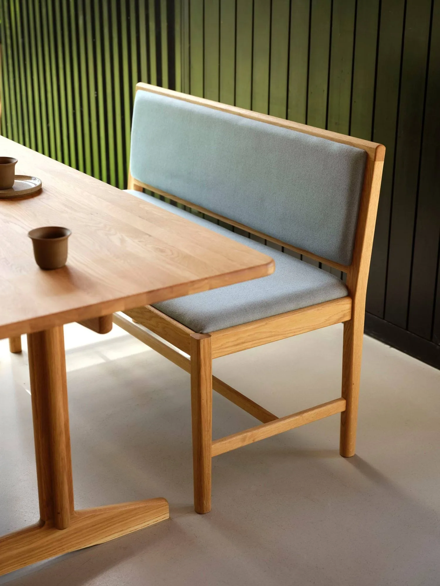J176 Sønderborg bench, Lacquered oak-Ploegwool blue FDB Møbler