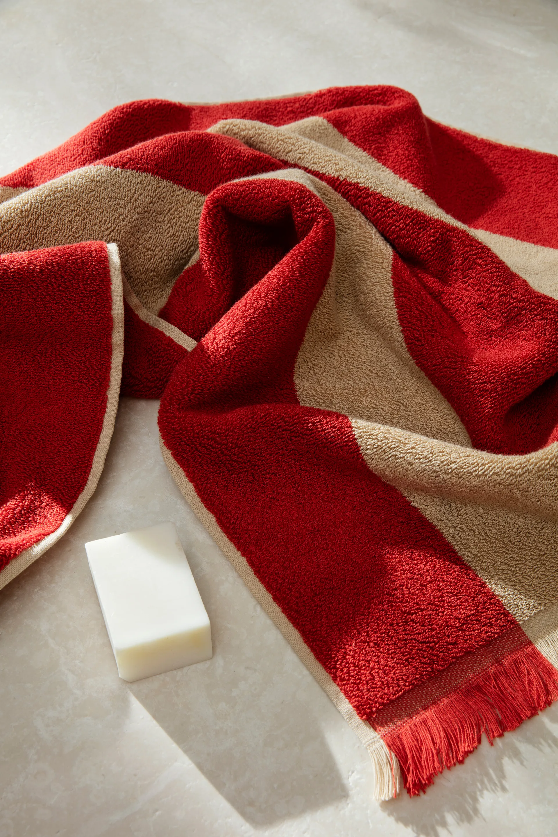 Alee towel 50x100 cm, Light camel-red Ferm Living