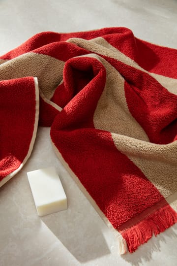Alee towel 50x100 cm - Light camel-red - Ferm Living