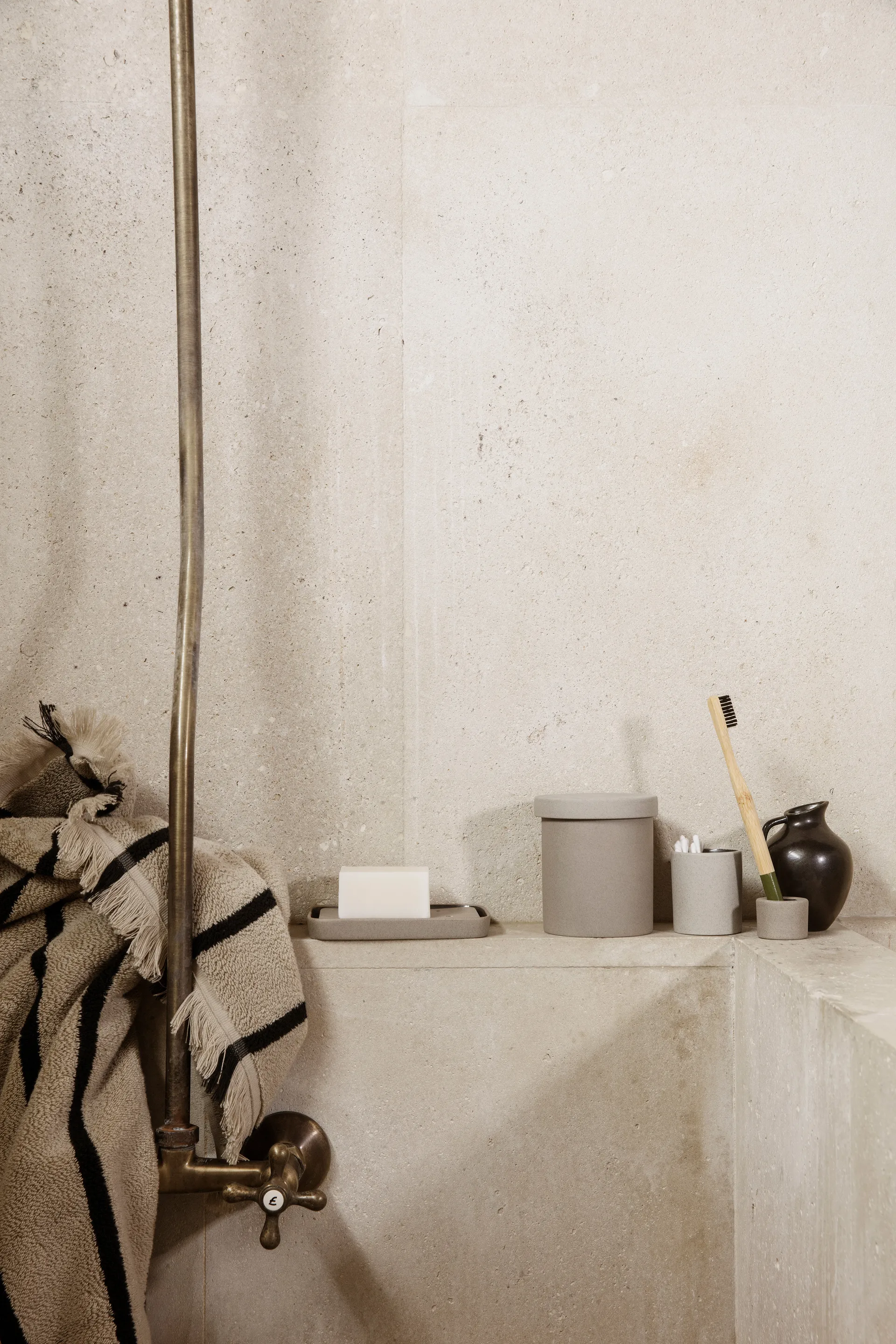 Alee towel 50x100 cm, Sand-black Ferm Living