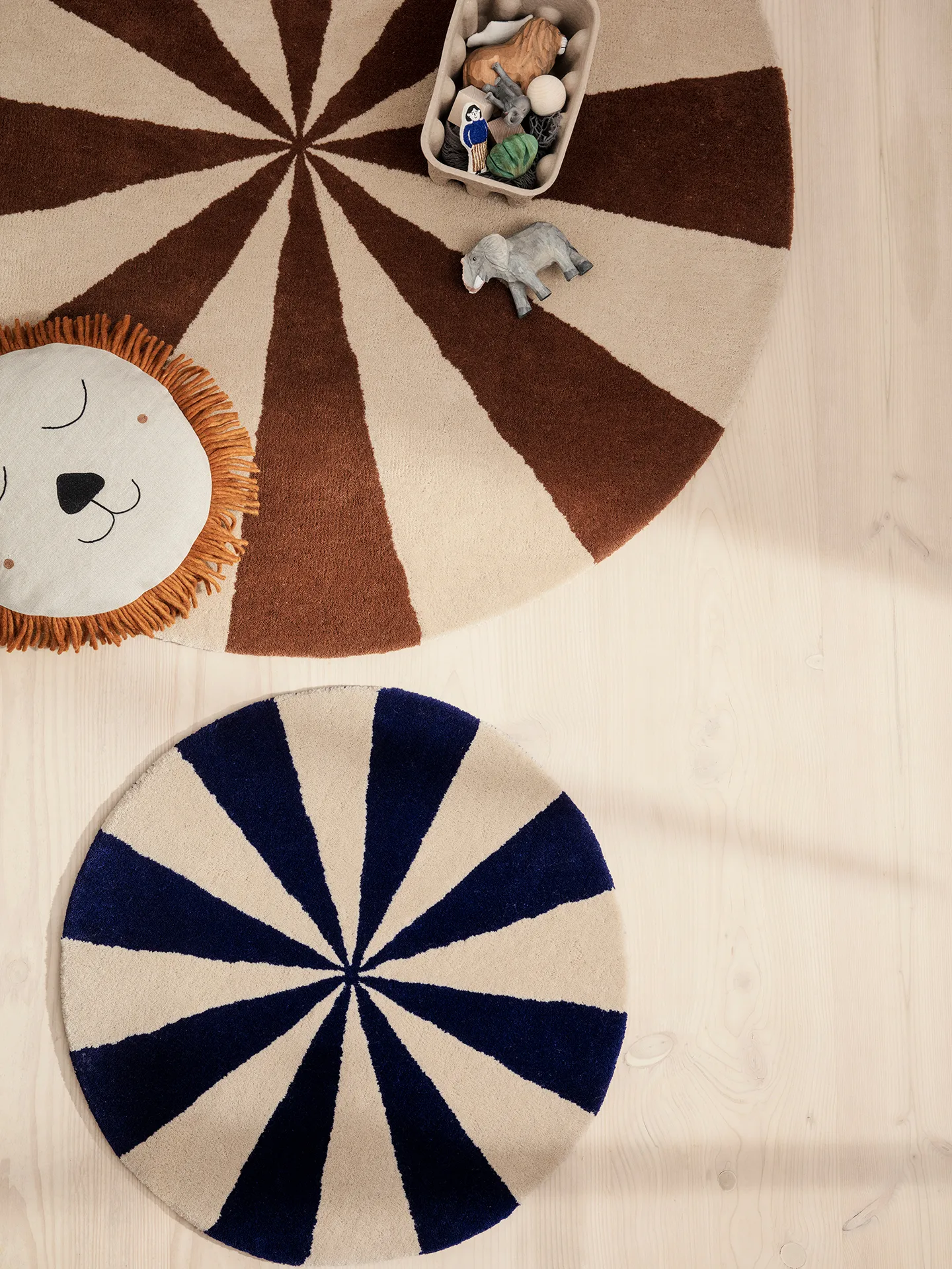 Arch hand tufted rug Ø130 cm, Dark brick-off white Ferm Living