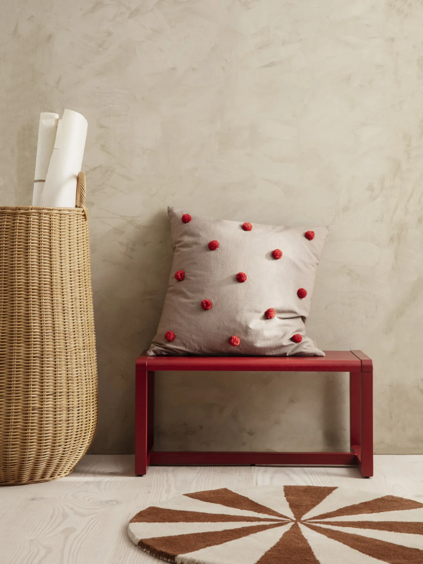 Arch hand tufted rug Ø70 cm, Dark brick-off white Ferm Living