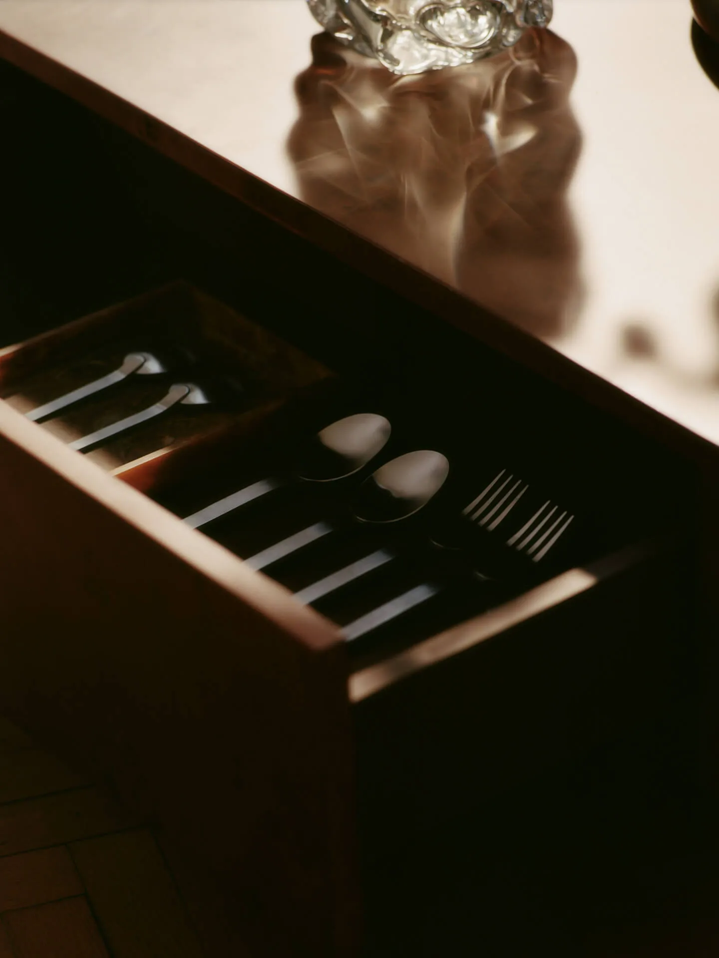 Burl storage coffee table 70x70 cm, Dark stained burl Ferm Living