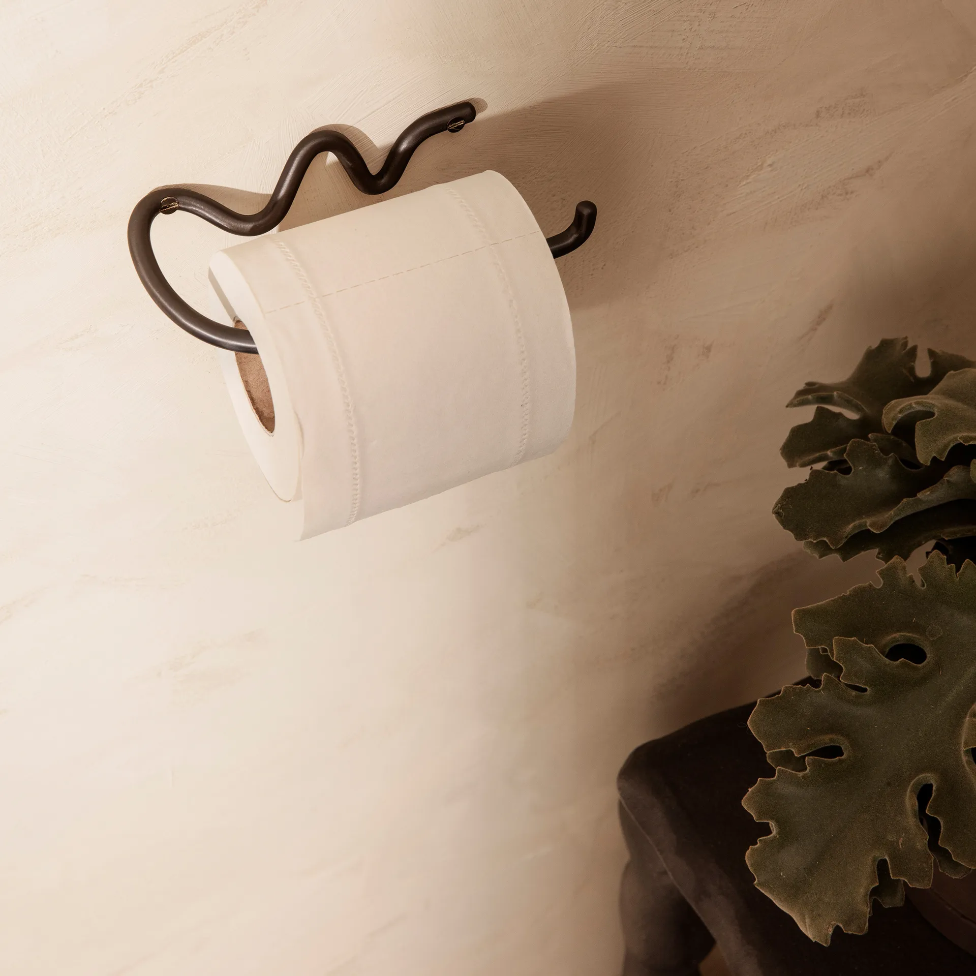Curvature toilet paper holder, Black brass Ferm Living
