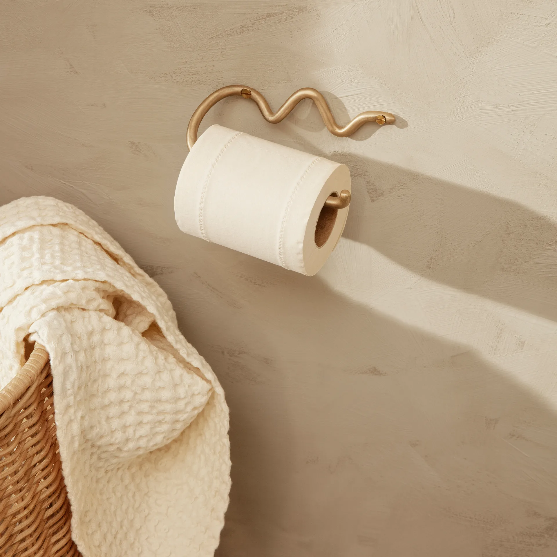 Curvature toilet paper holder, brass Ferm Living