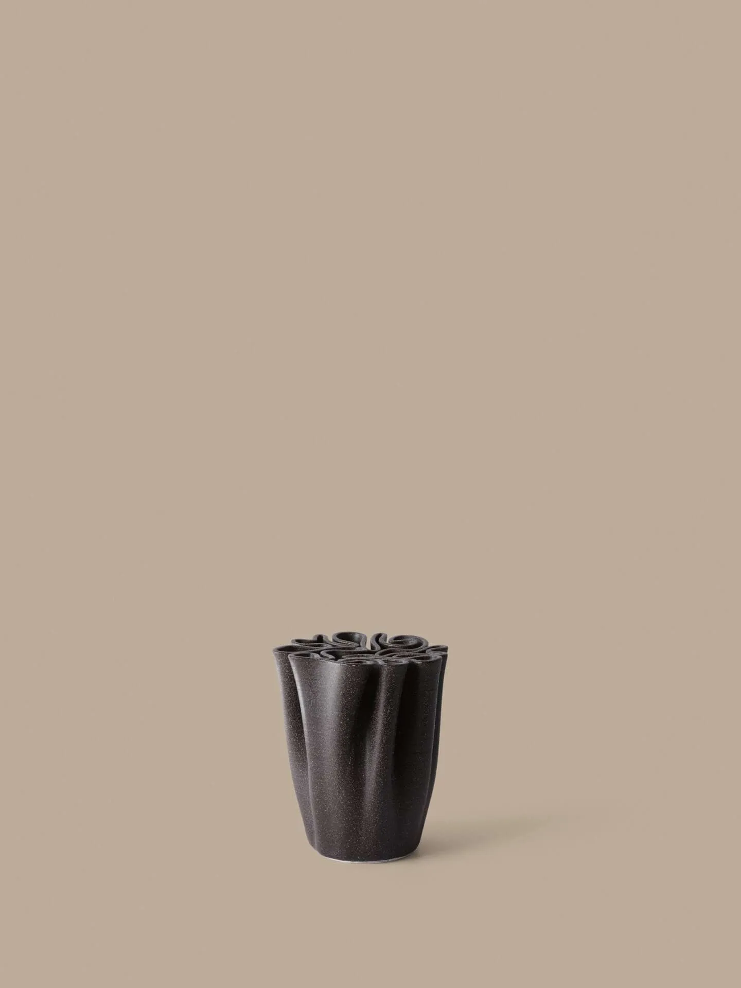Dedali vase 18 cm, Dark brown Ferm Living