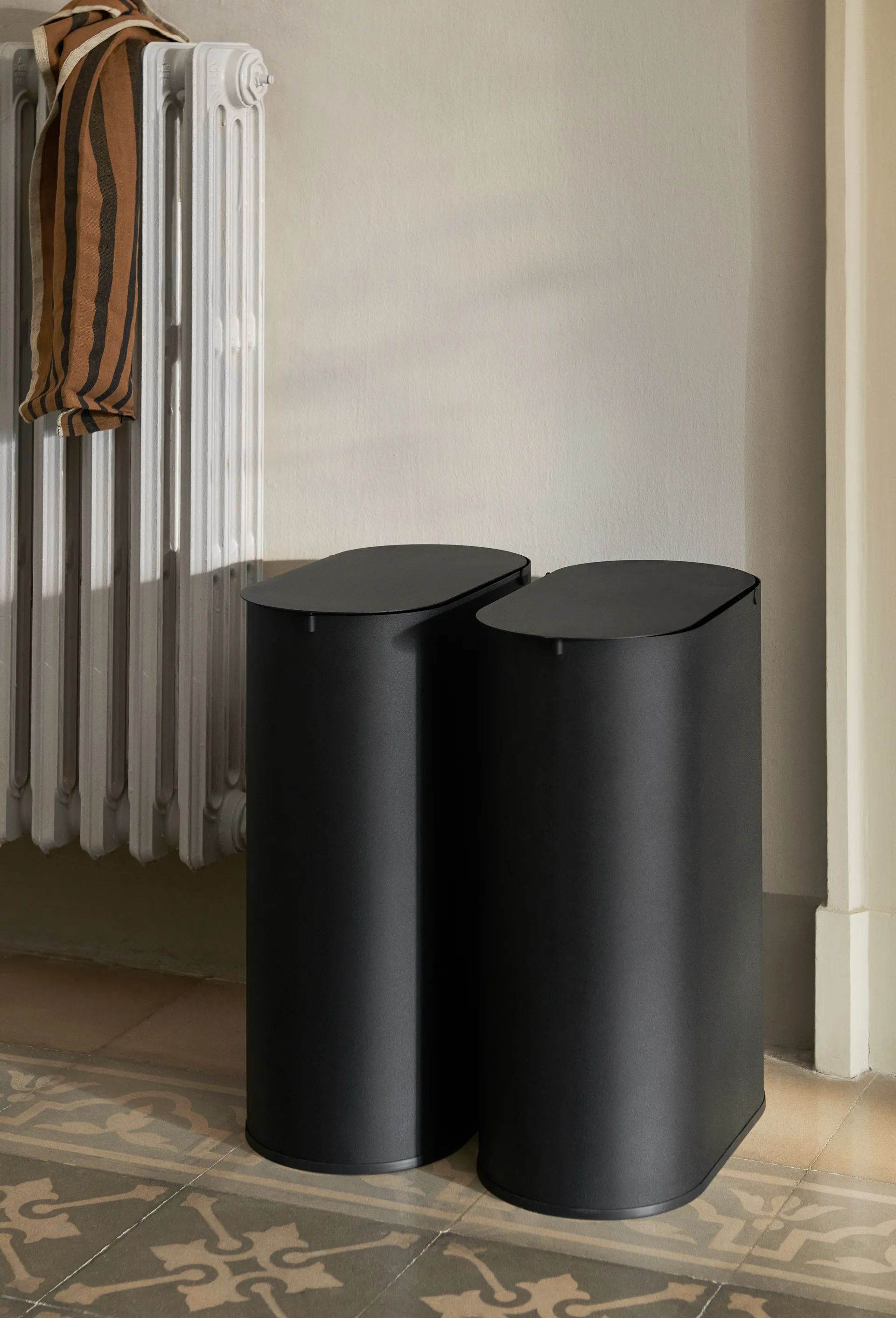 Enkel waste bin medium, Black Ferm Living