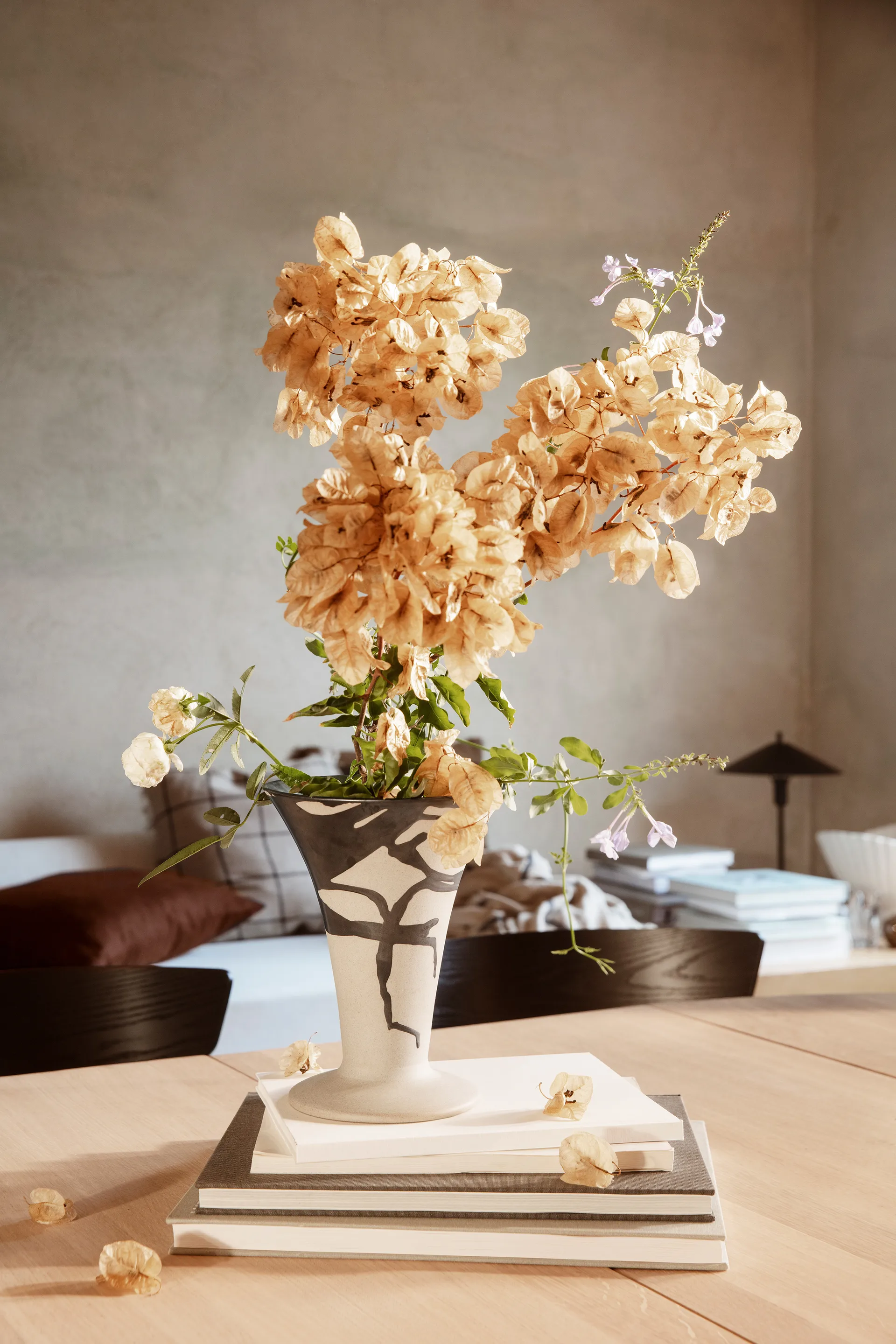 Flores vase 23 cm, Sand-black Ferm Living