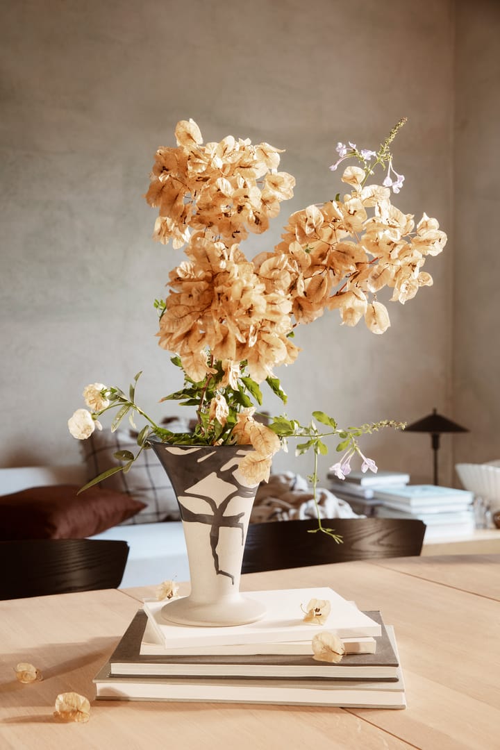 Flores vase 23 cm, Sand-black Ferm Living