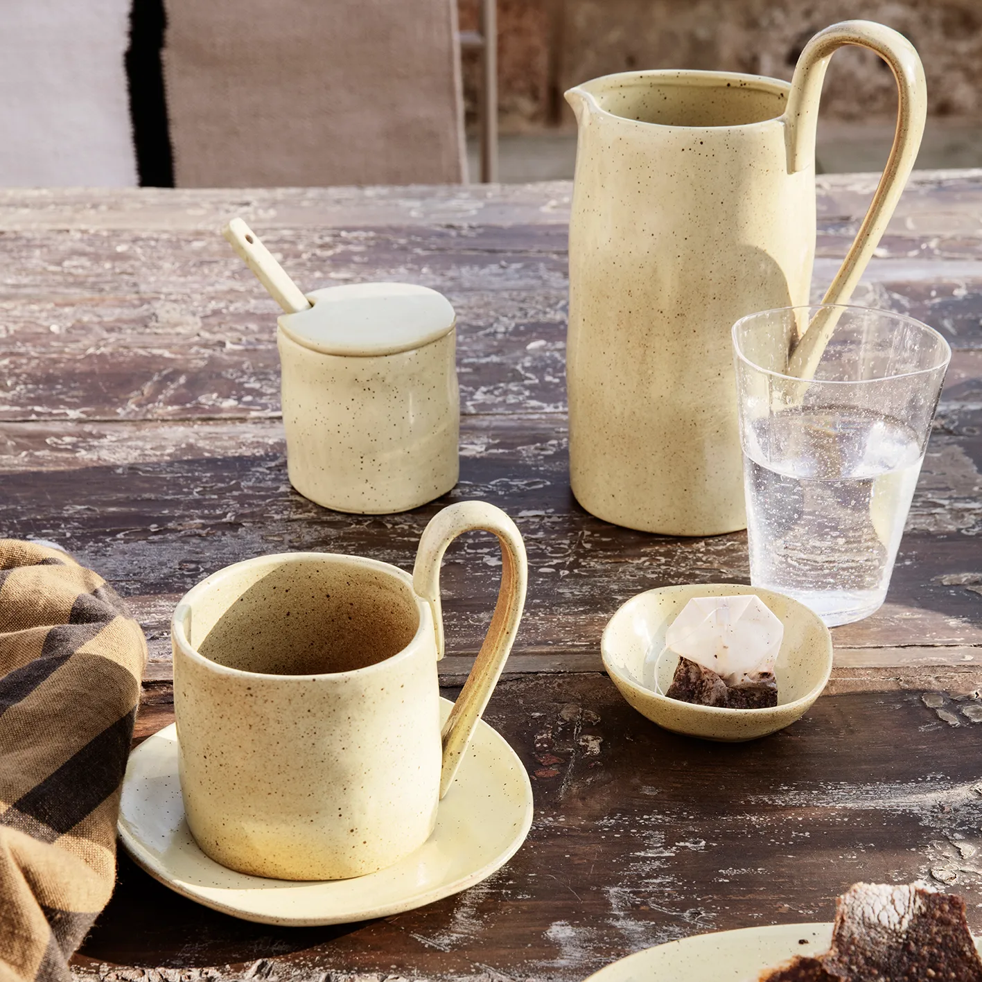 Flow mug 36 cl, yellow-speckled Ferm Living