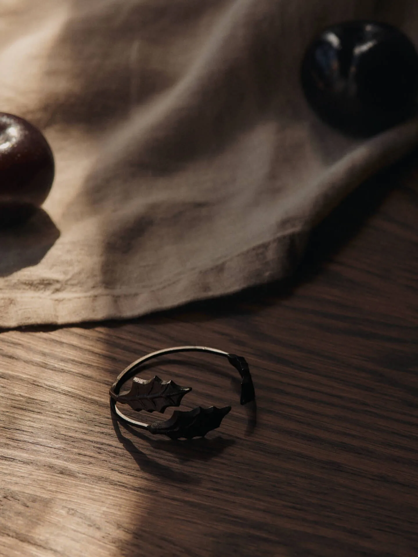 Holly leaf napkin ring Ø5.3 cm 4-pack, Black Brass Ferm Living