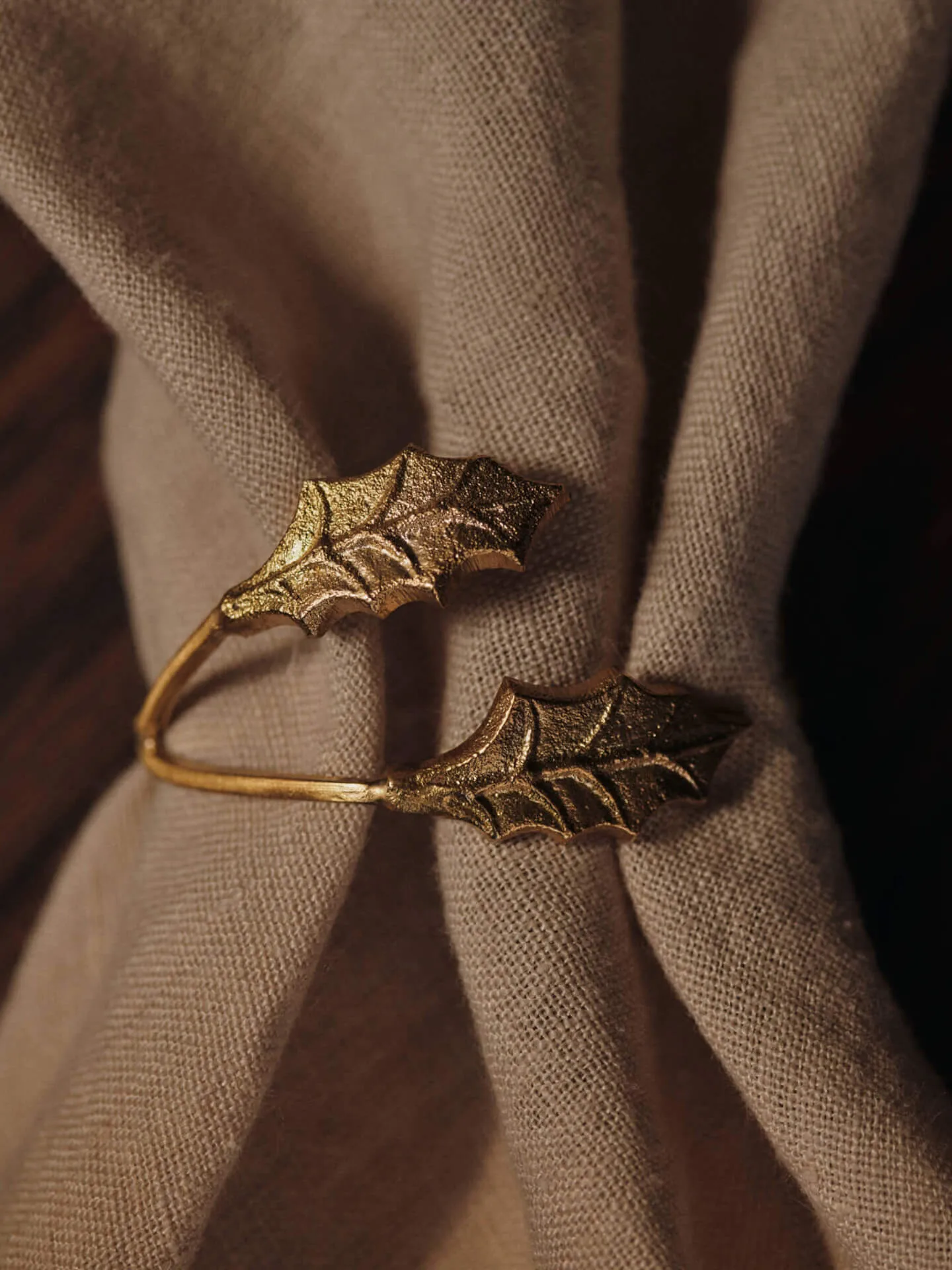 Holly leaf napkin ring Ø5.3 cm 4-pack, Brass Ferm Living