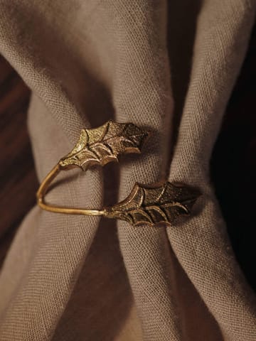 Holly leaf napkin ring Ø5.3 cm 4-pack - Brass - Ferm Living
