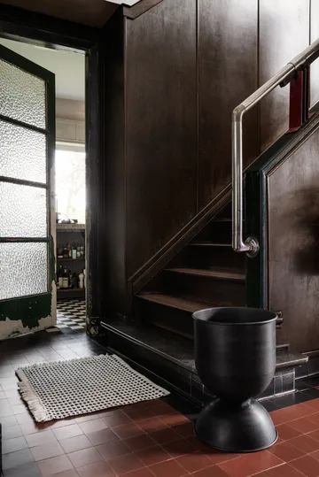 Hourglass flower pot medium Ø40 cm - Black-dark grey - Ferm Living