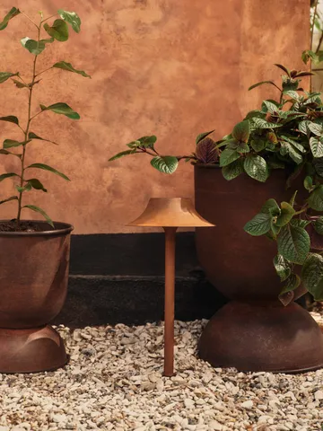 Hourglass flower pot medium Ø40 cm - Rust - Ferm Living