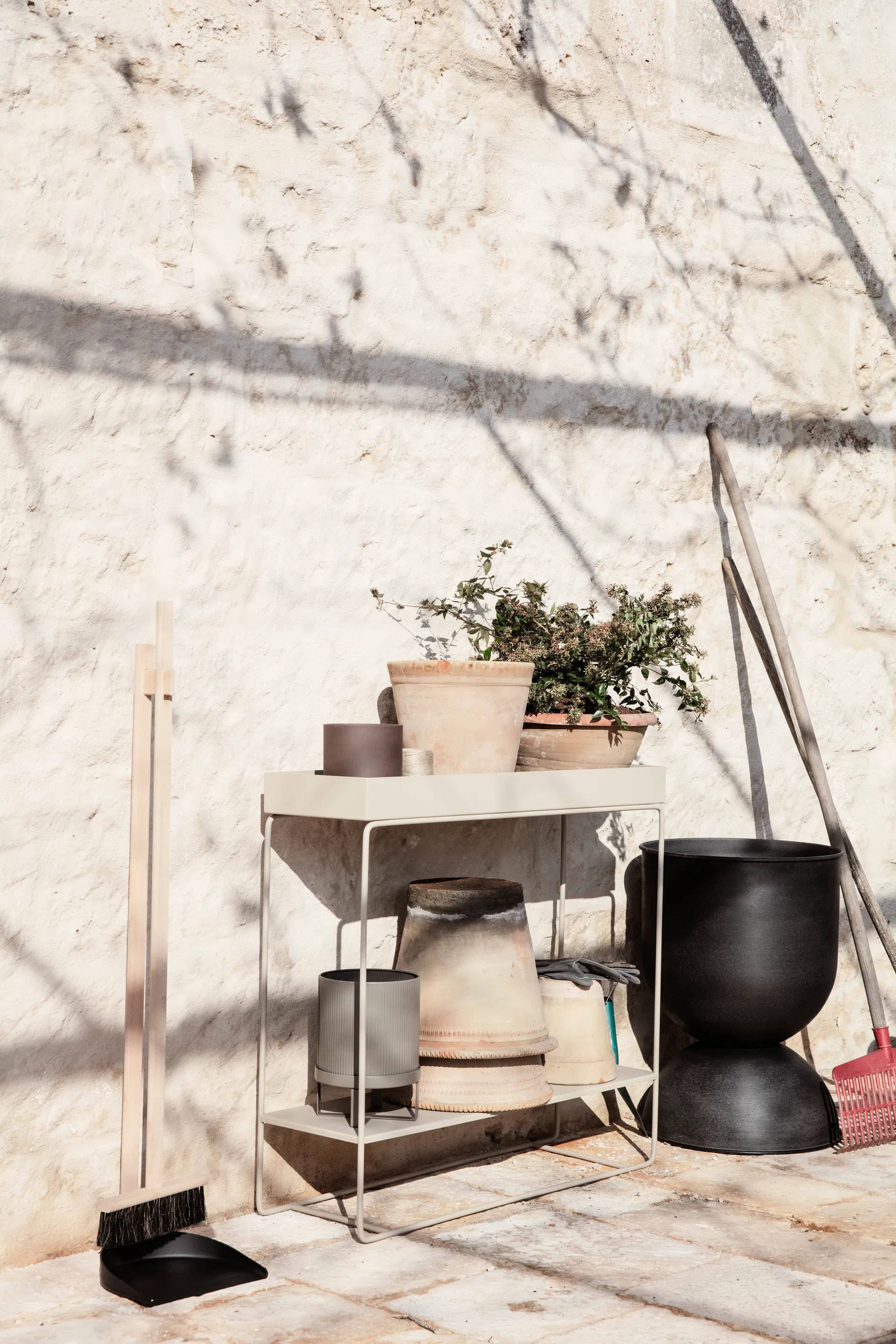 Hourglass flower pot medium Ø41 cm, Black-dark grey Ferm Living