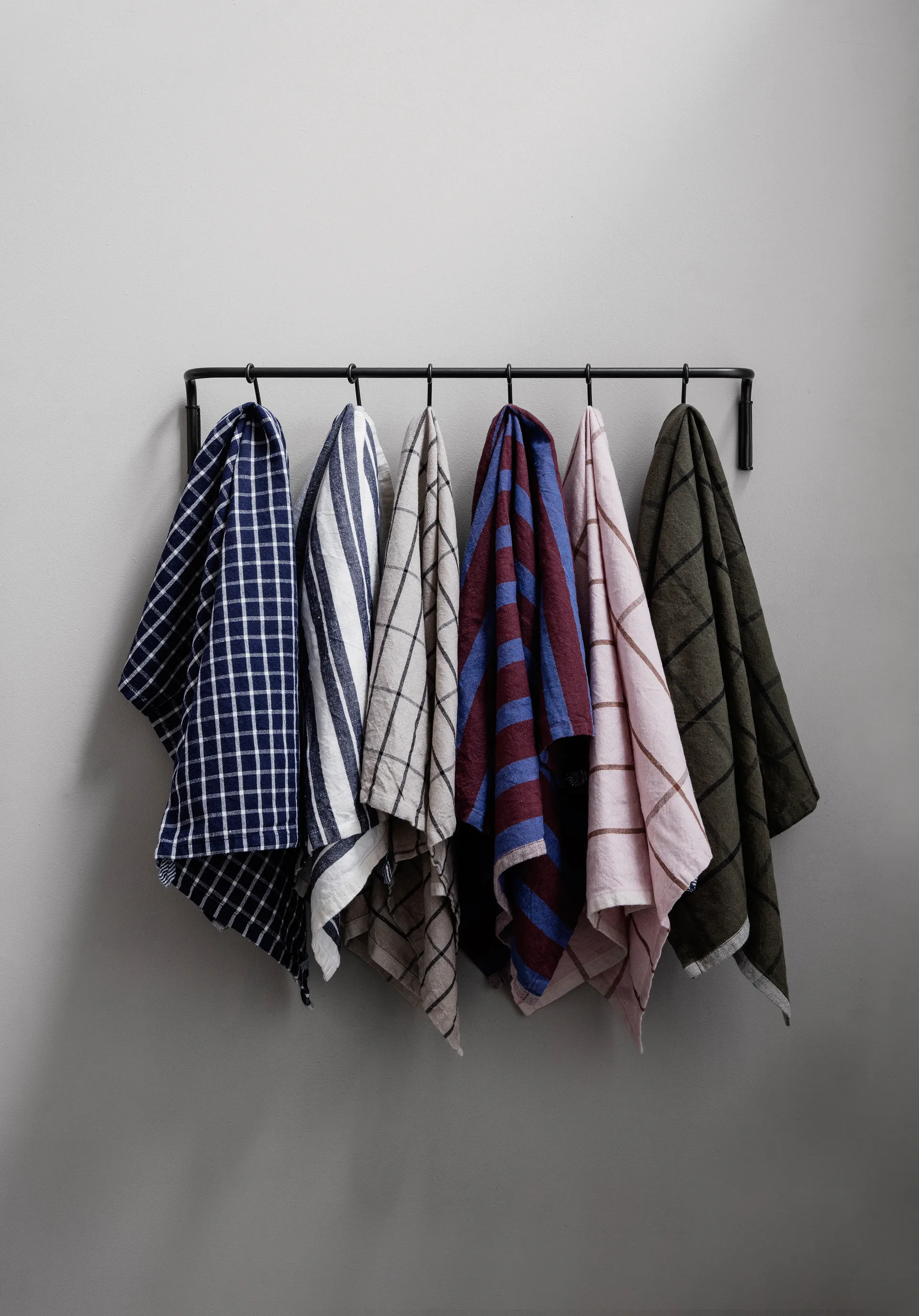 Kitchen rod with 6 hooks, Black brass Ferm Living