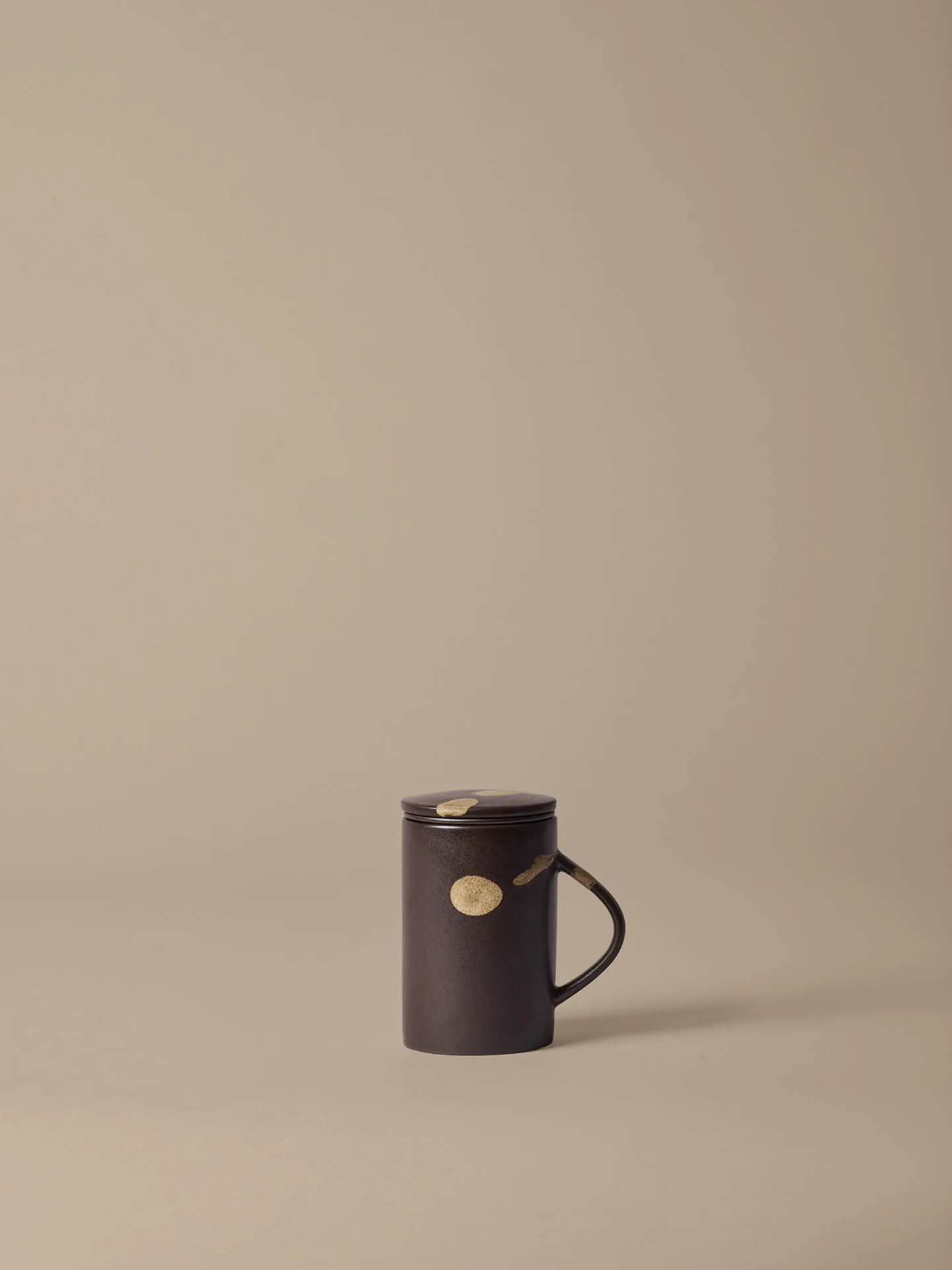 Koyo tea mug with infuser 40 cl, Dark brown-buff Ferm Living
